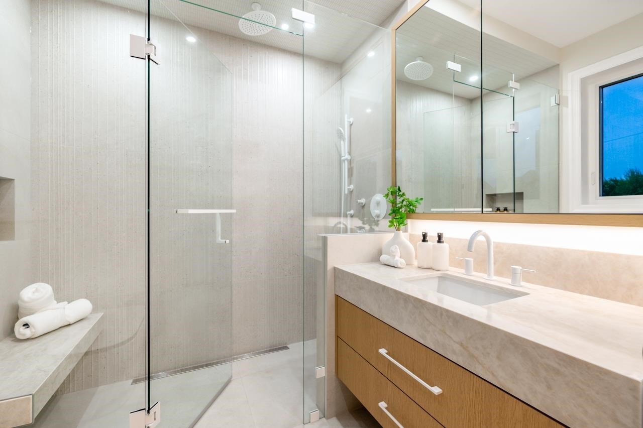 2078 57Th Avenue W, Vancouver, BC - Indoor Photo Showing Bathroom