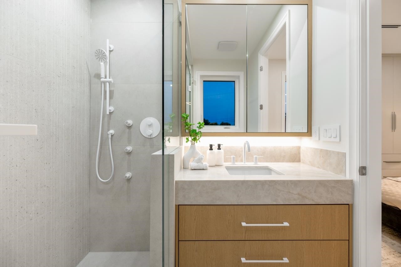2078 57Th Avenue W, Vancouver, BC - Indoor Photo Showing Bathroom
