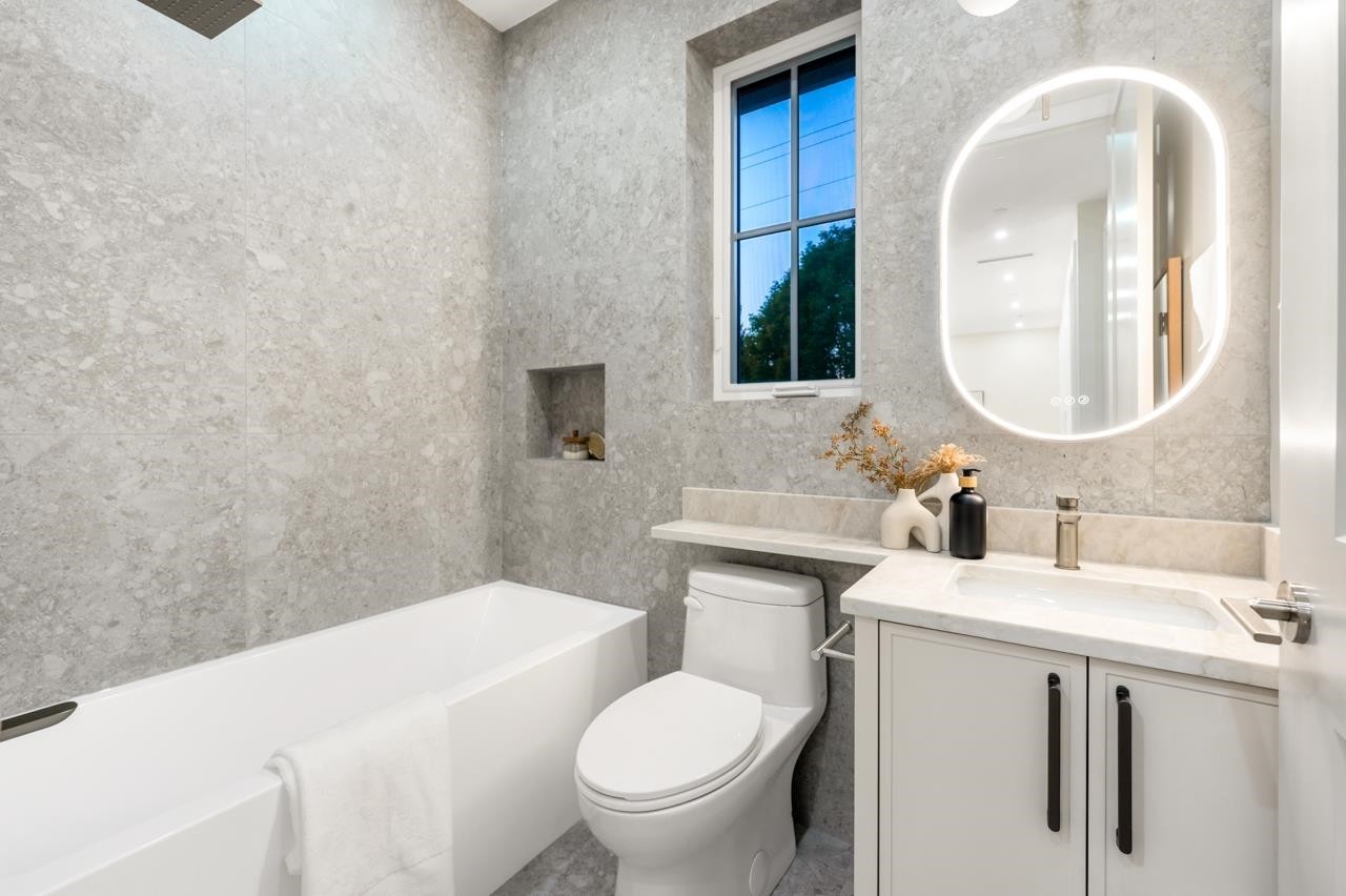 2078 57Th Avenue W, Vancouver, BC - Indoor Photo Showing Bathroom