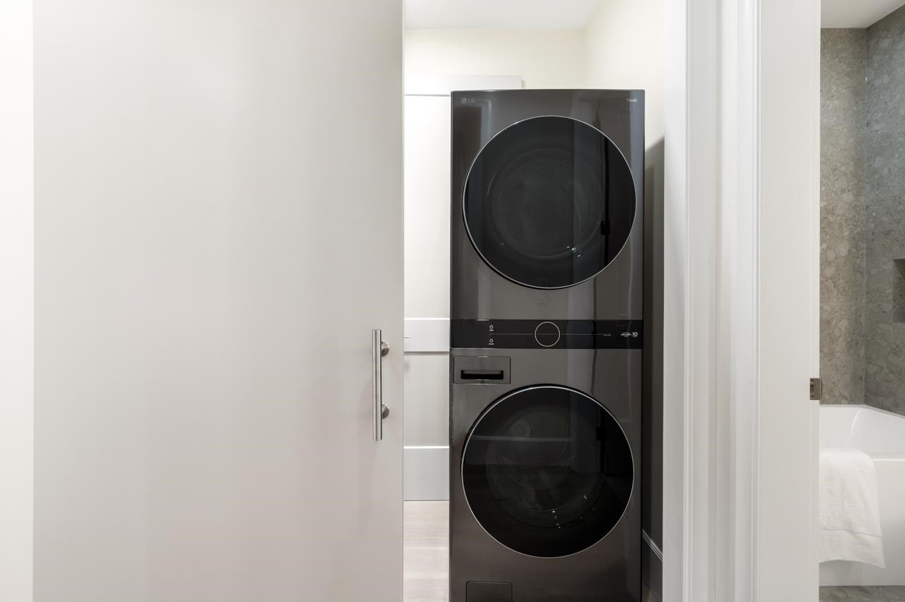 2078 57Th Avenue W, Vancouver, BC - Indoor Photo Showing Laundry Room