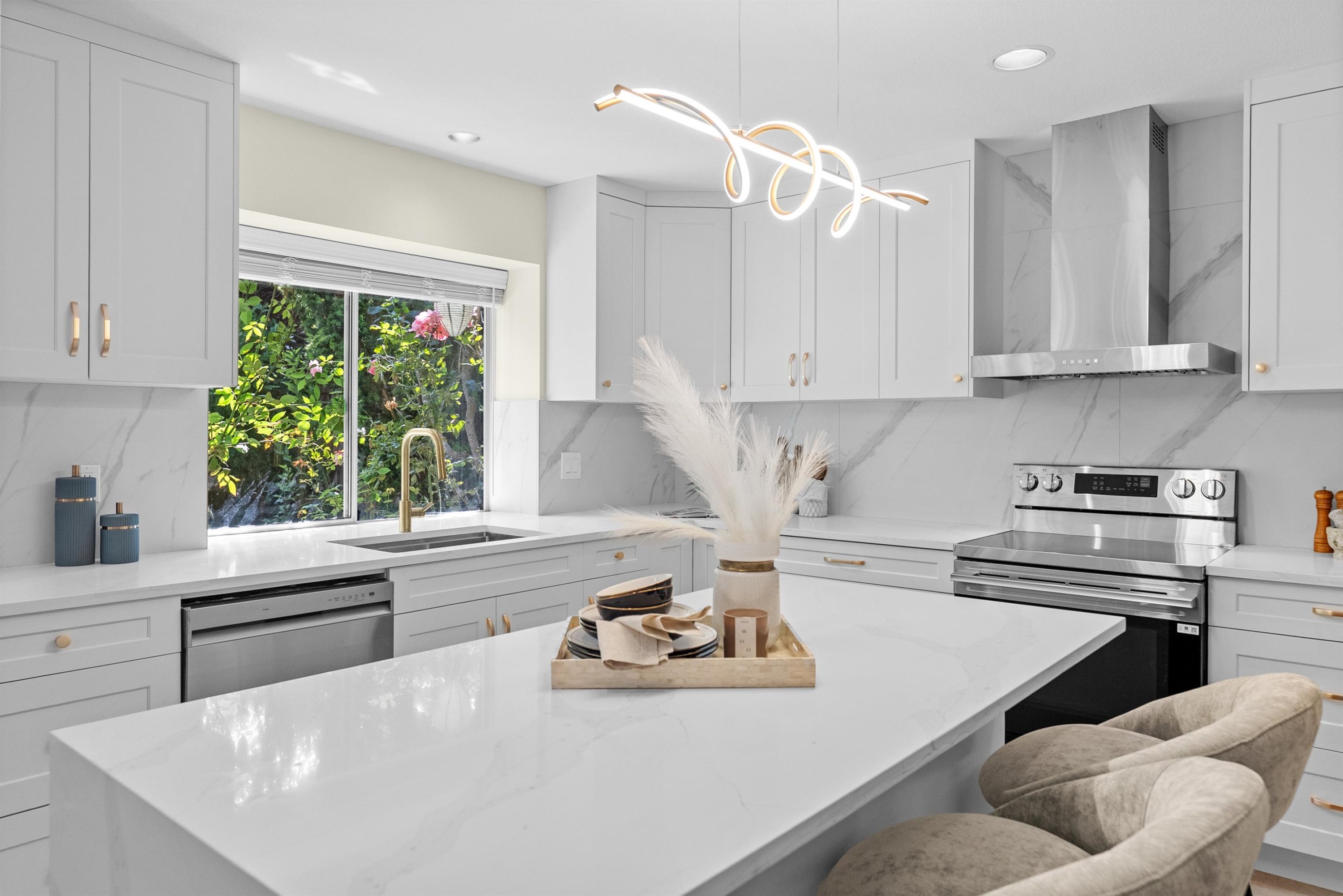 12051 Imperial Drive, Richmond, BC - Indoor Photo Showing Kitchen With Upgraded Kitchen