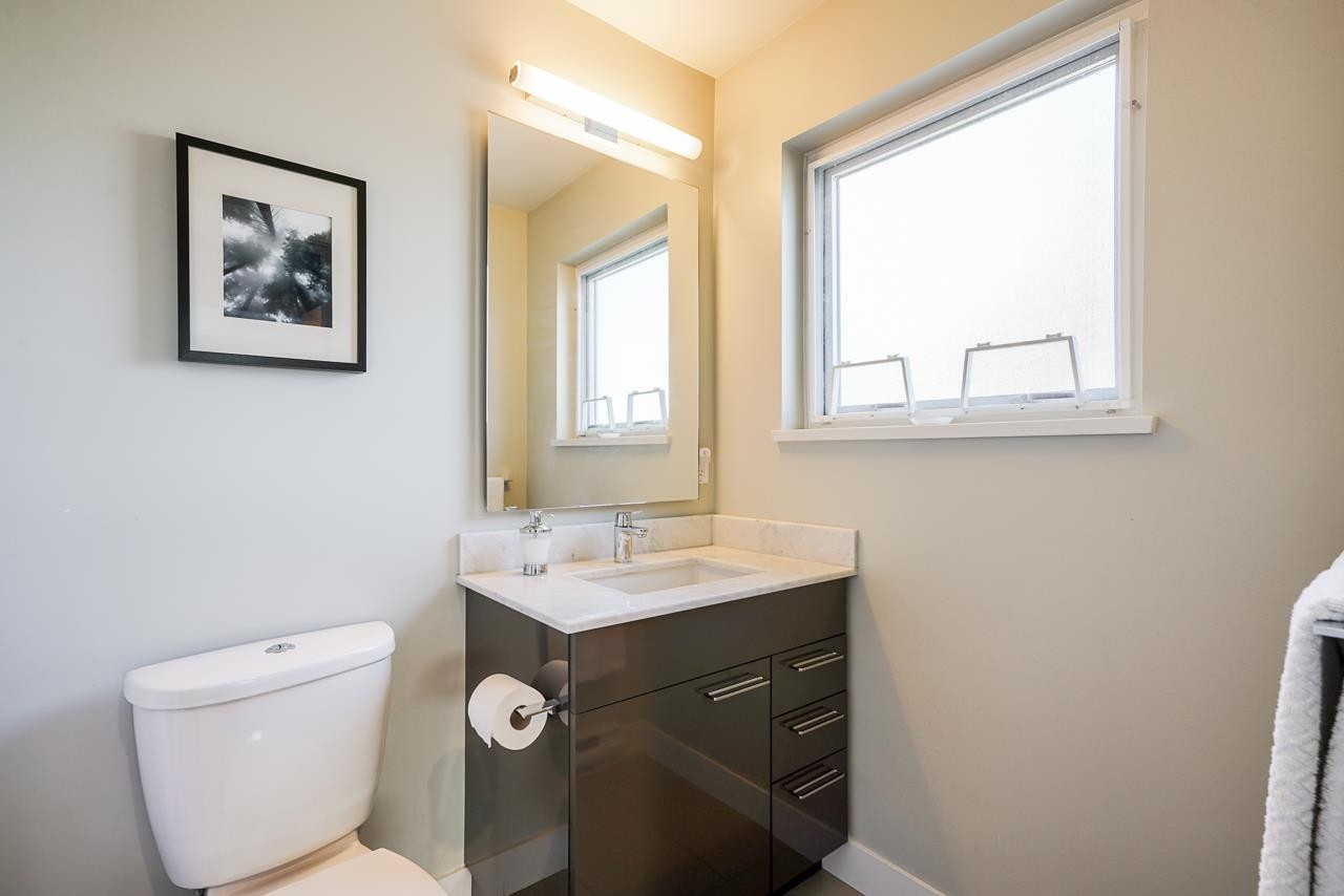 2330 Windsor Street, Vancouver, BC - Indoor Photo Showing Bathroom