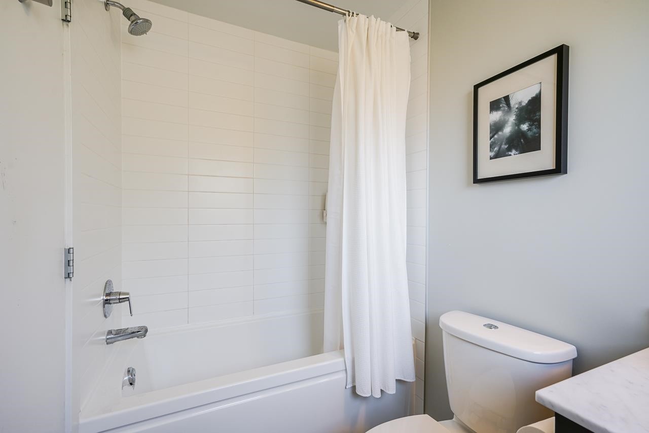 2330 Windsor Street, Vancouver, BC - Indoor Photo Showing Bathroom