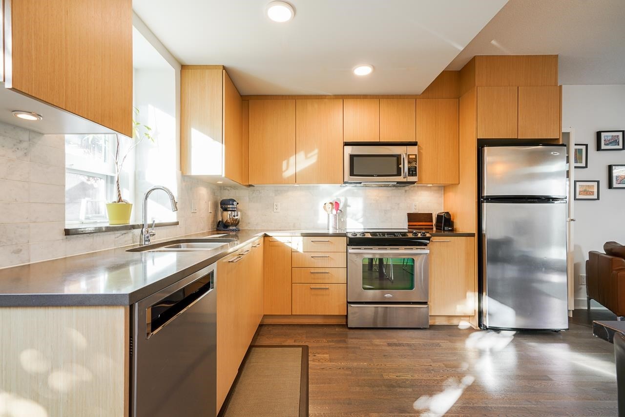 2330 Windsor Street, Vancouver, BC - Indoor Photo Showing Kitchen With Upgraded Kitchen
