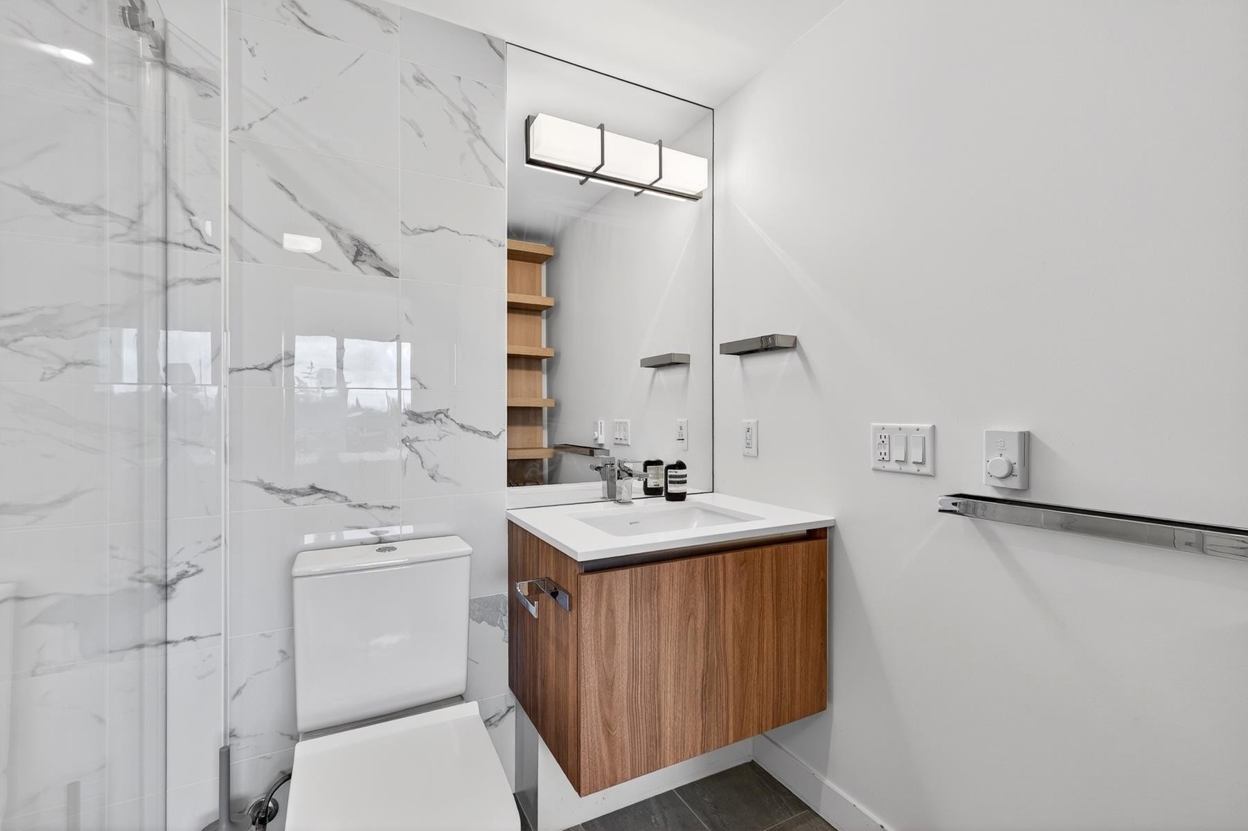 308-209 20 Avenue E, Vancouver, BC - Indoor Photo Showing Bathroom