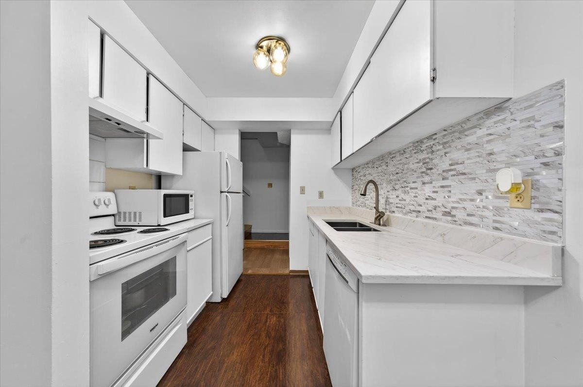 3438 Copeland Avenue, Vancouver, BC - Indoor Photo Showing Kitchen With Double Sink