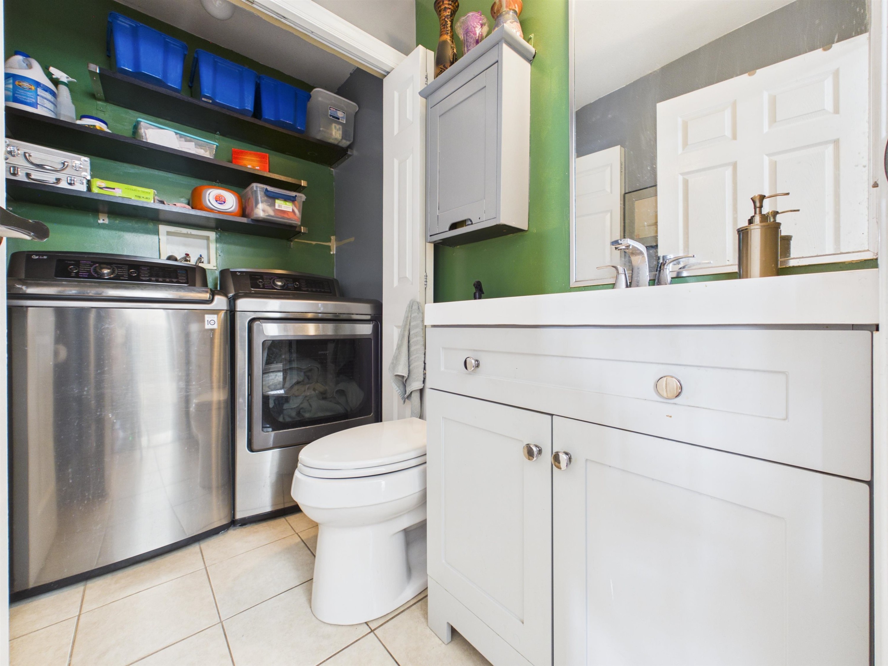 6615 Dufferin Avenue, Burnaby, BC - Indoor Photo Showing Laundry Room