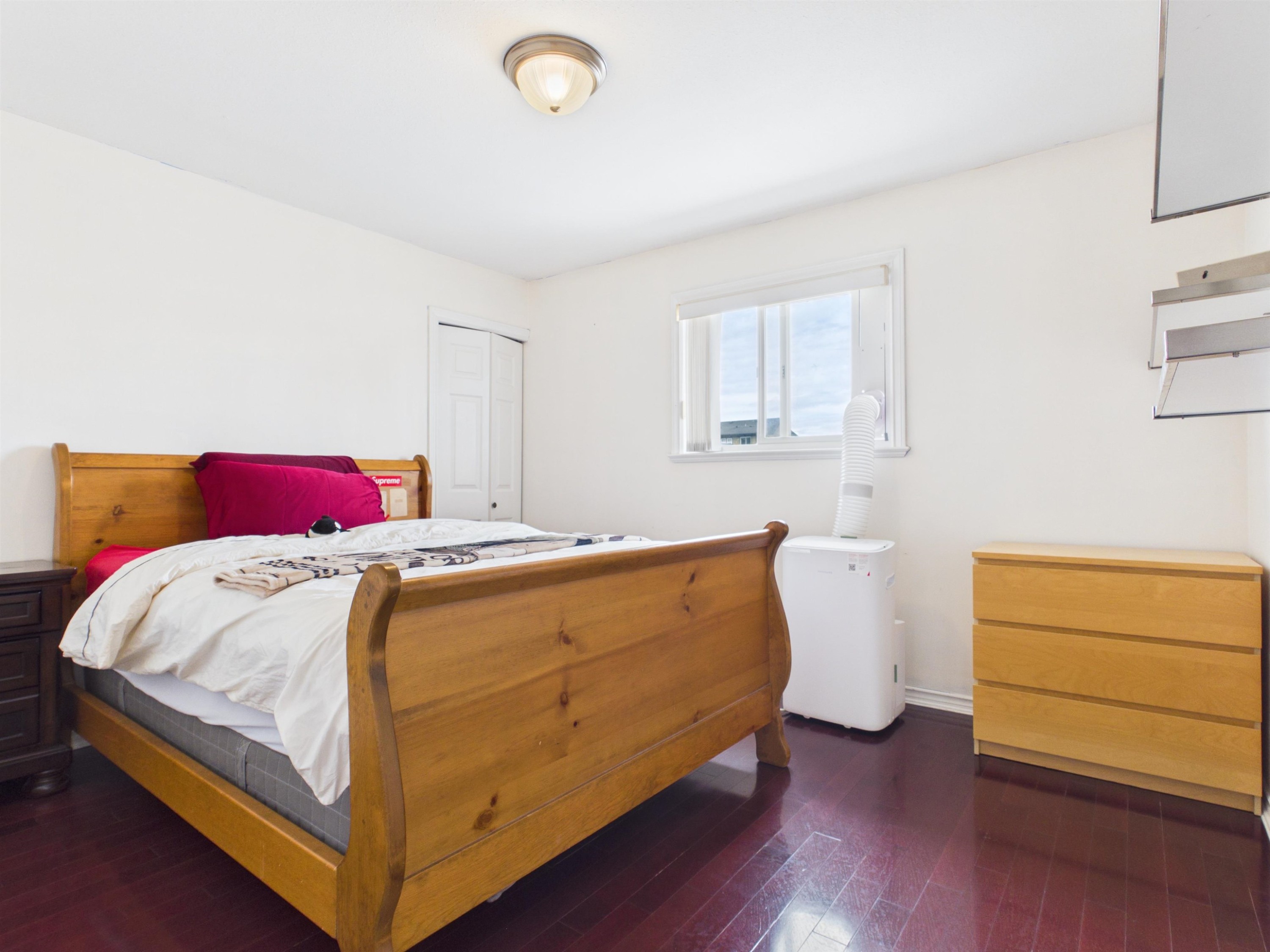 6615 Dufferin Avenue, Burnaby, BC - Indoor Photo Showing Bedroom