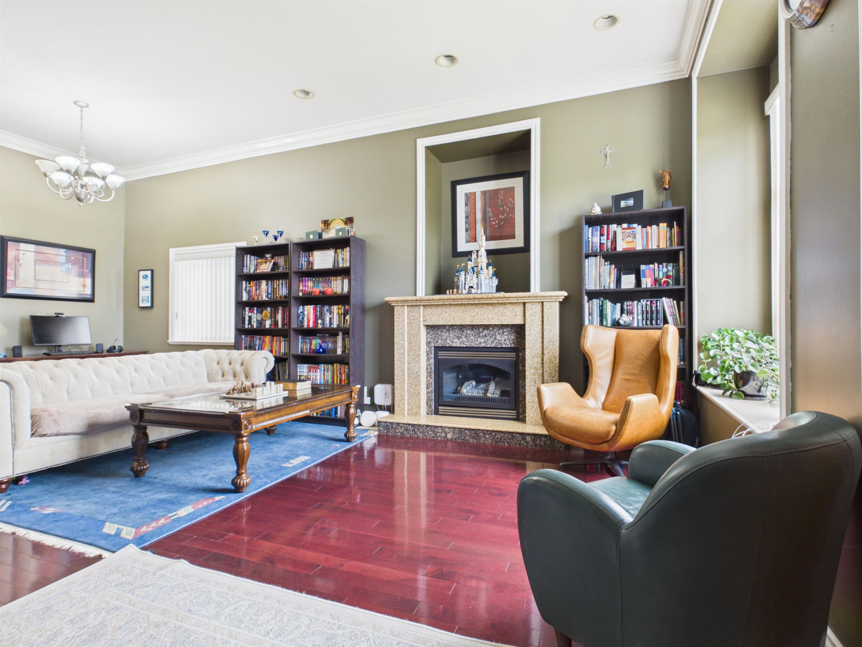 6615 Dufferin Avenue, Burnaby, BC - Indoor Photo Showing Living Room With Fireplace