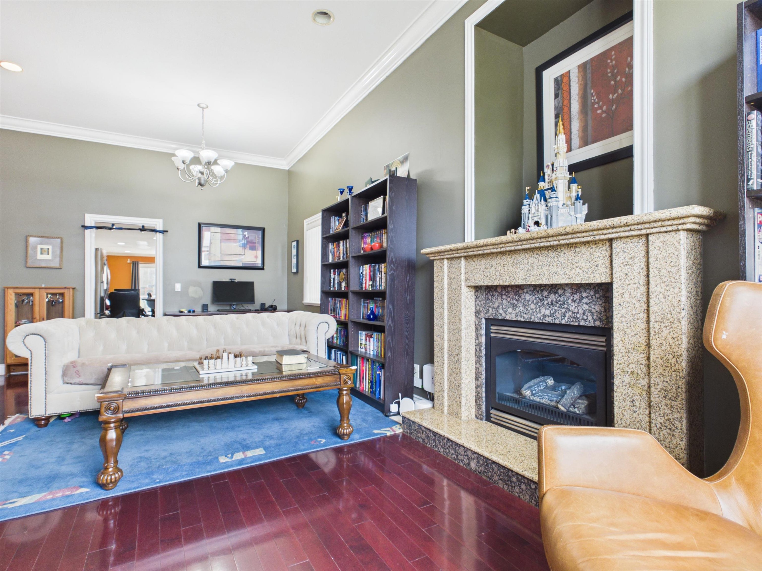 6615 Dufferin Avenue, Burnaby, BC - Indoor Photo Showing Living Room With Fireplace