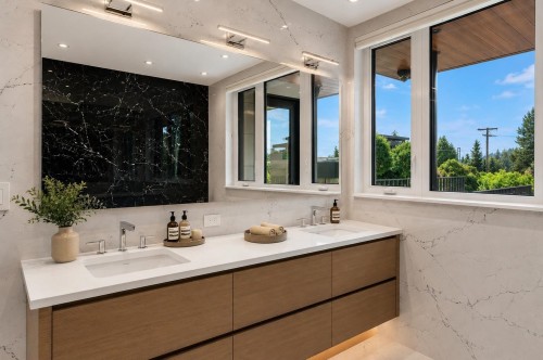 1202 Duchess Avenue, West Vancouver, BC - Indoor Photo Showing Bathroom
