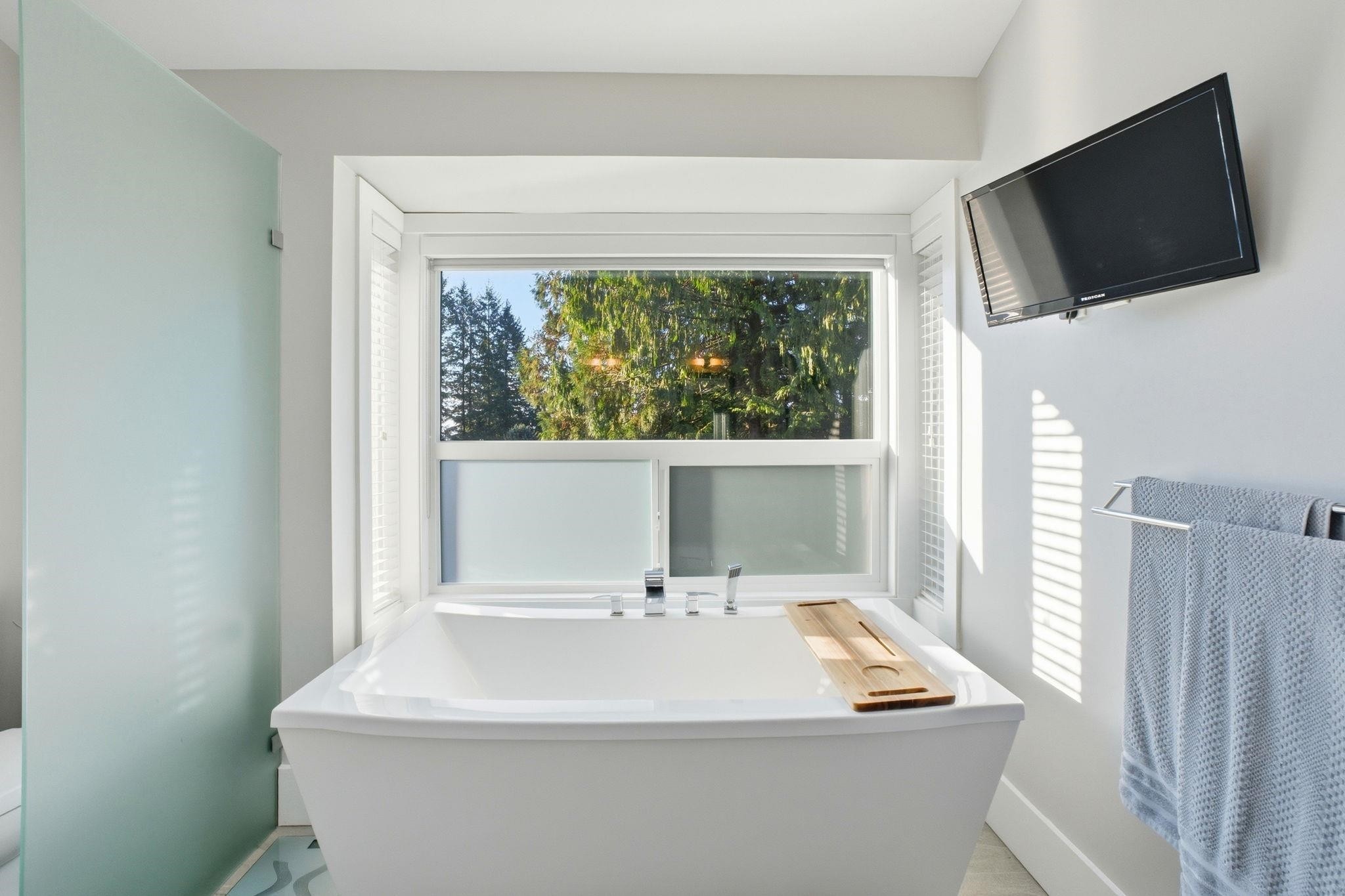 2023 Hill Drive, North Vancouver, BC - Indoor Photo Showing Bathroom
