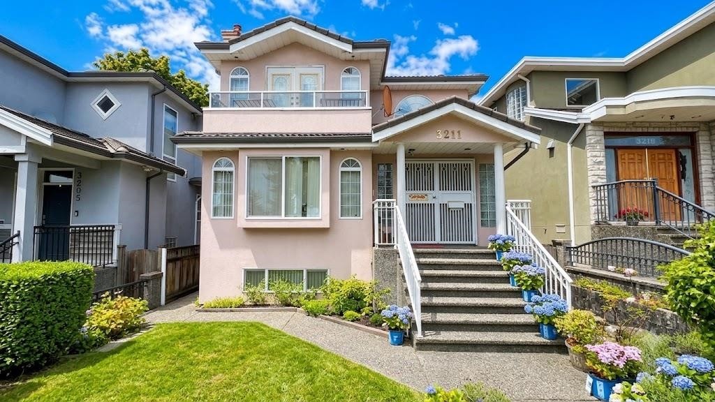 3211 Queens Avenue, Vancouver, BC - Outdoor With Facade