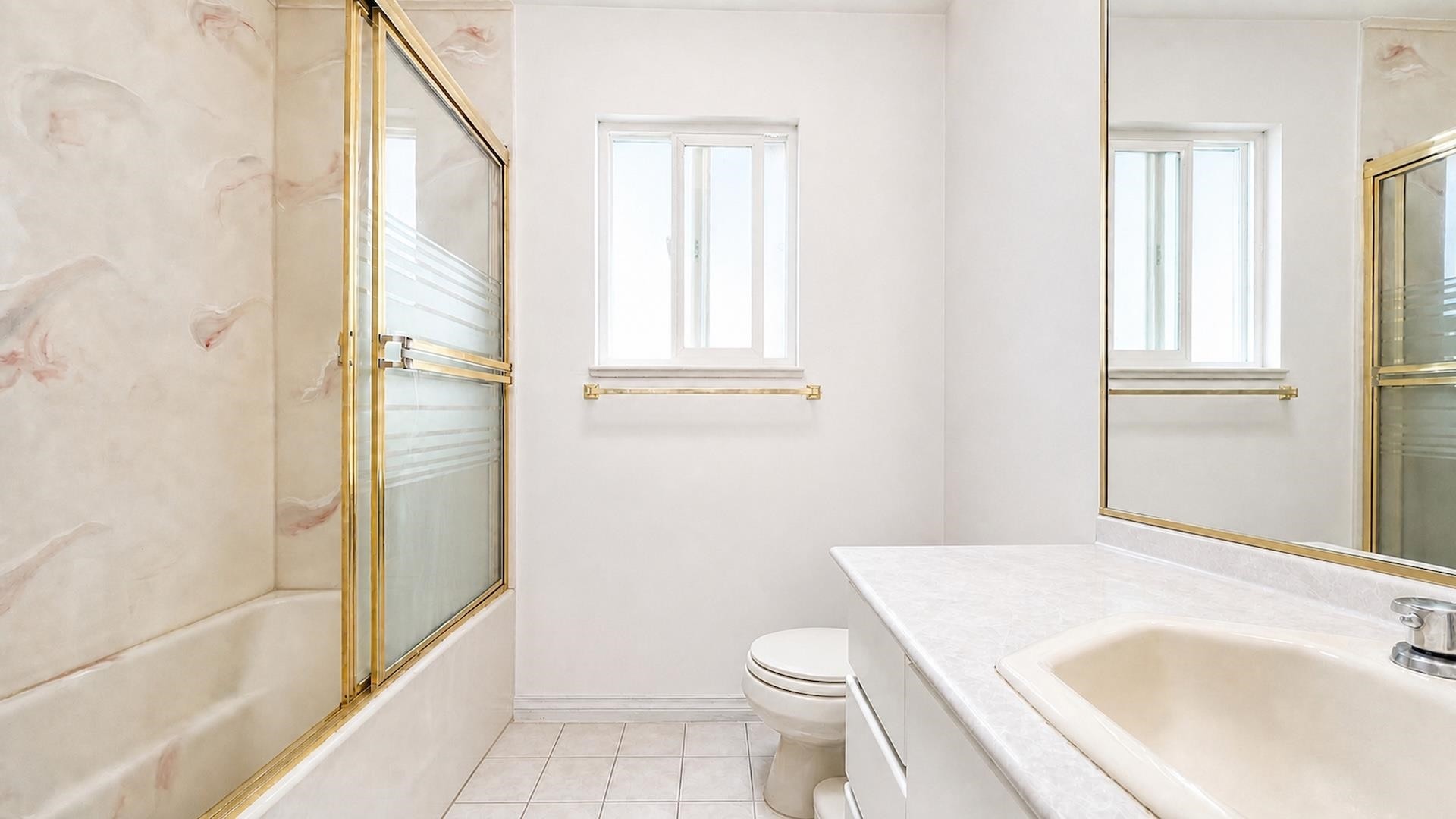 3211 Queens Avenue, Vancouver, BC - Indoor Photo Showing Bathroom