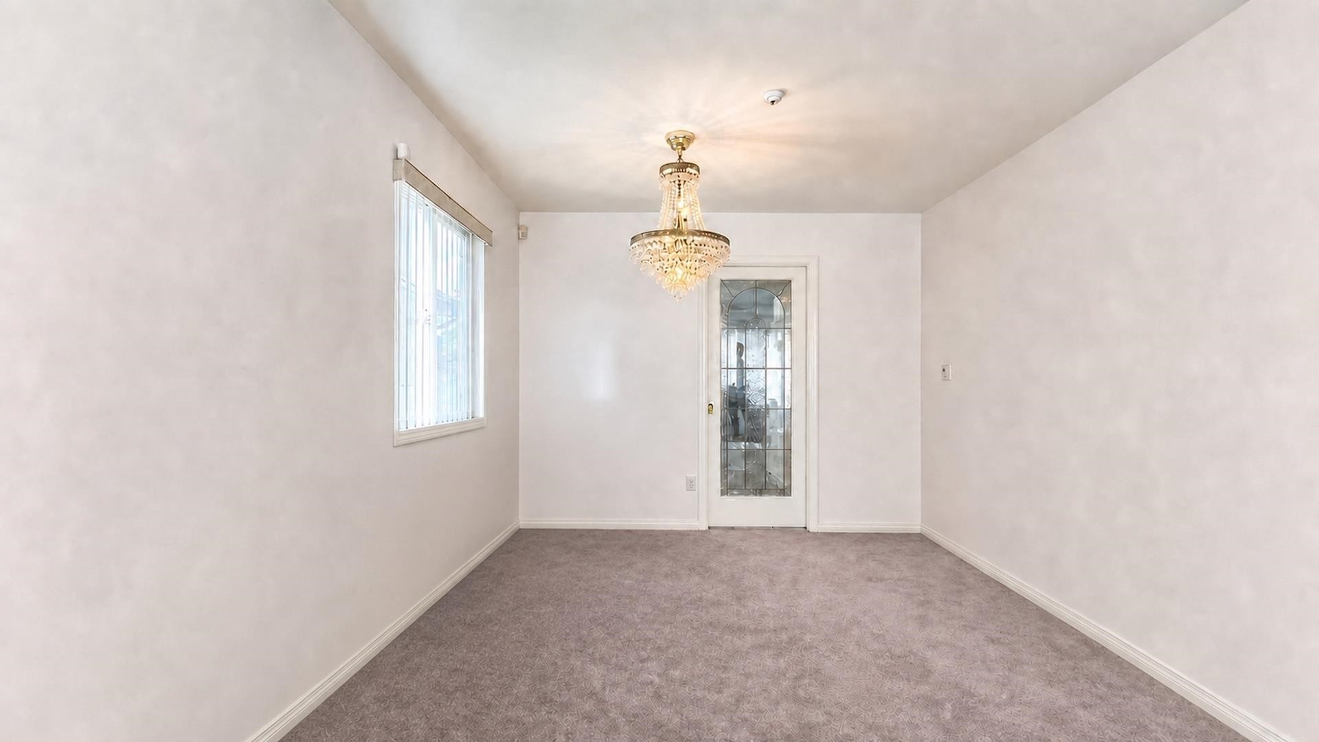 3211 Queens Avenue, Vancouver, BC - Indoor Photo Showing Other Room