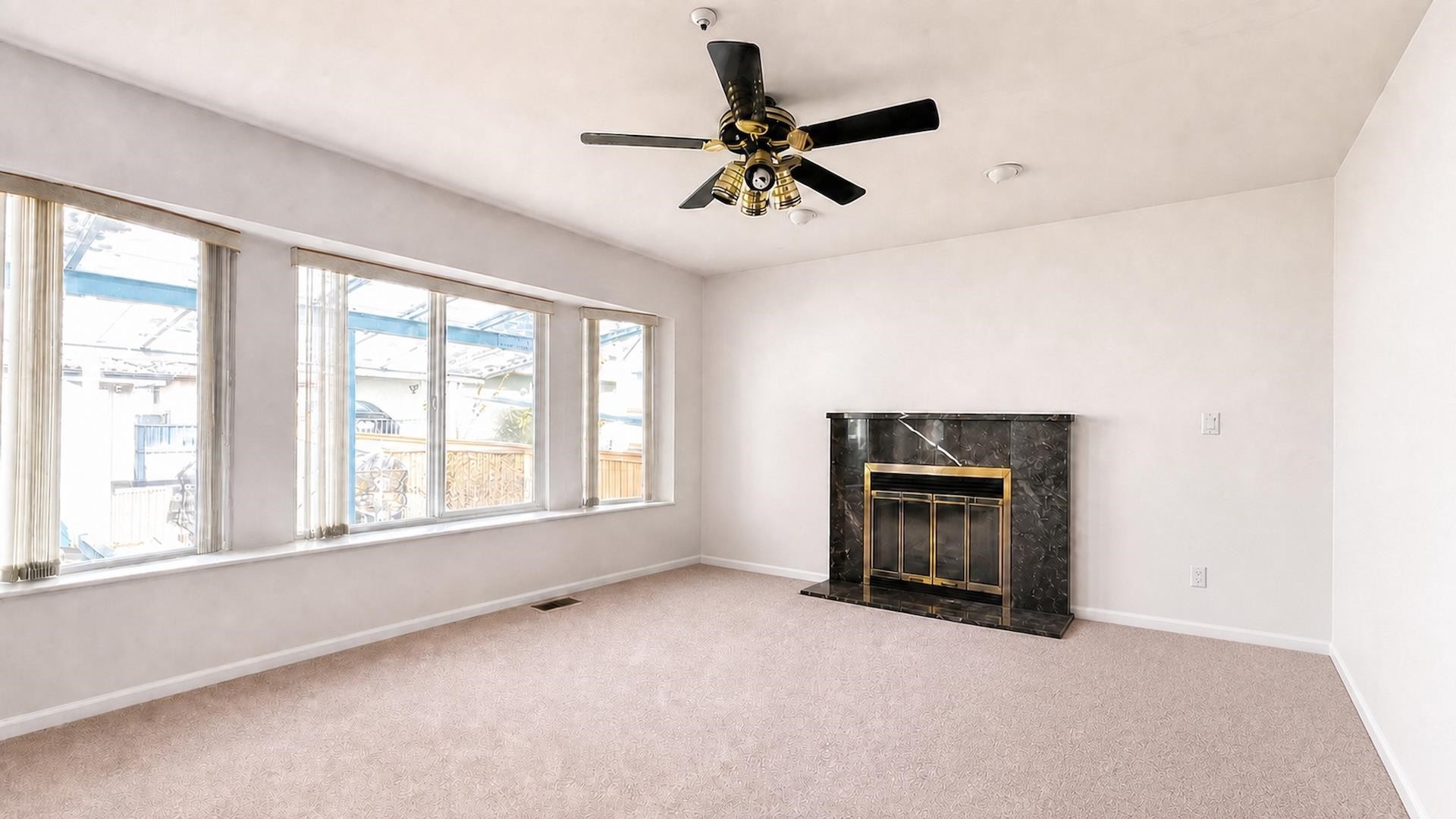 3211 Queens Avenue, Vancouver, BC - Indoor With Fireplace