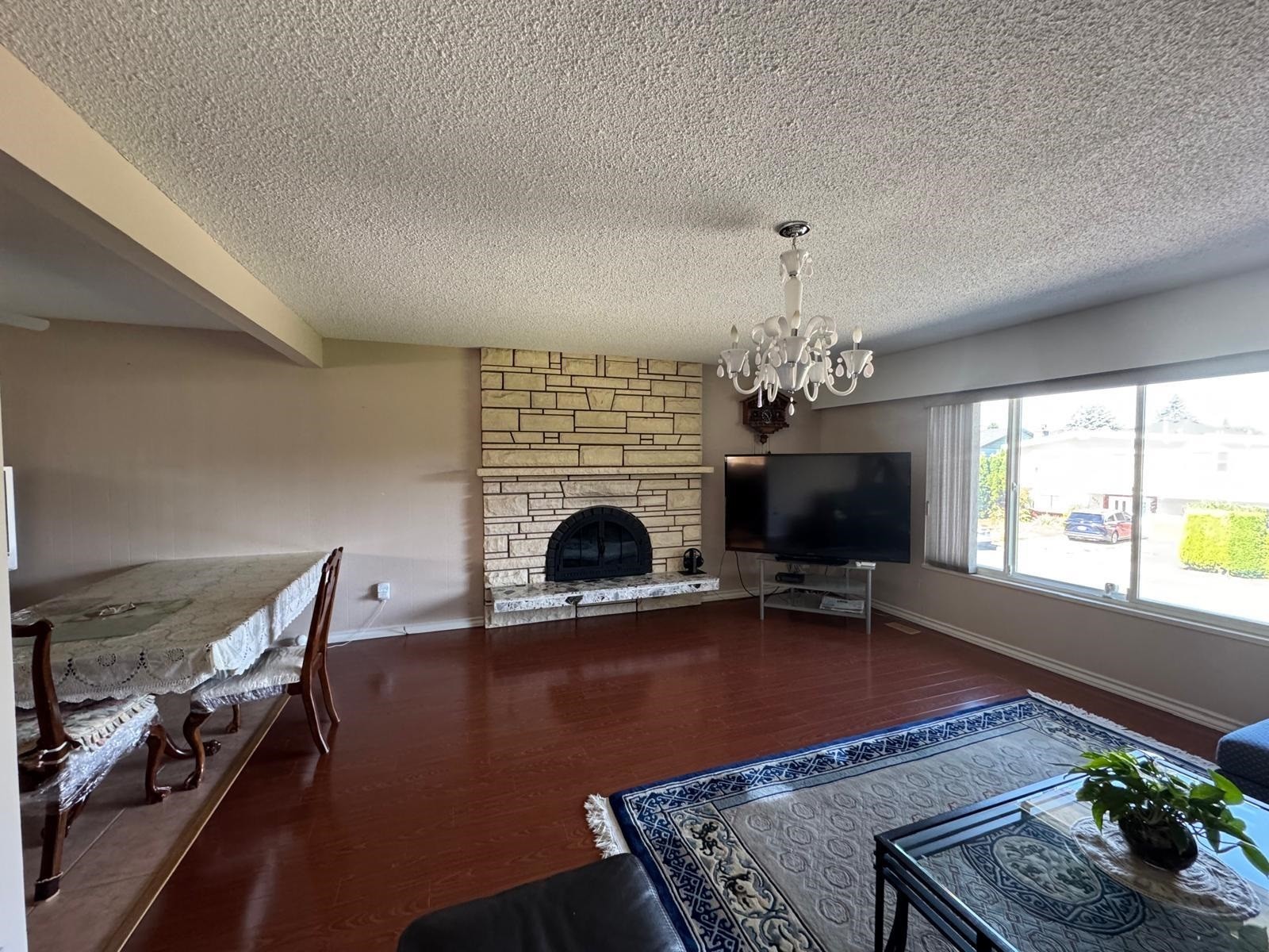 6220 Spender Drive, Richmond, BC - Indoor Photo Showing Living Room With Fireplace