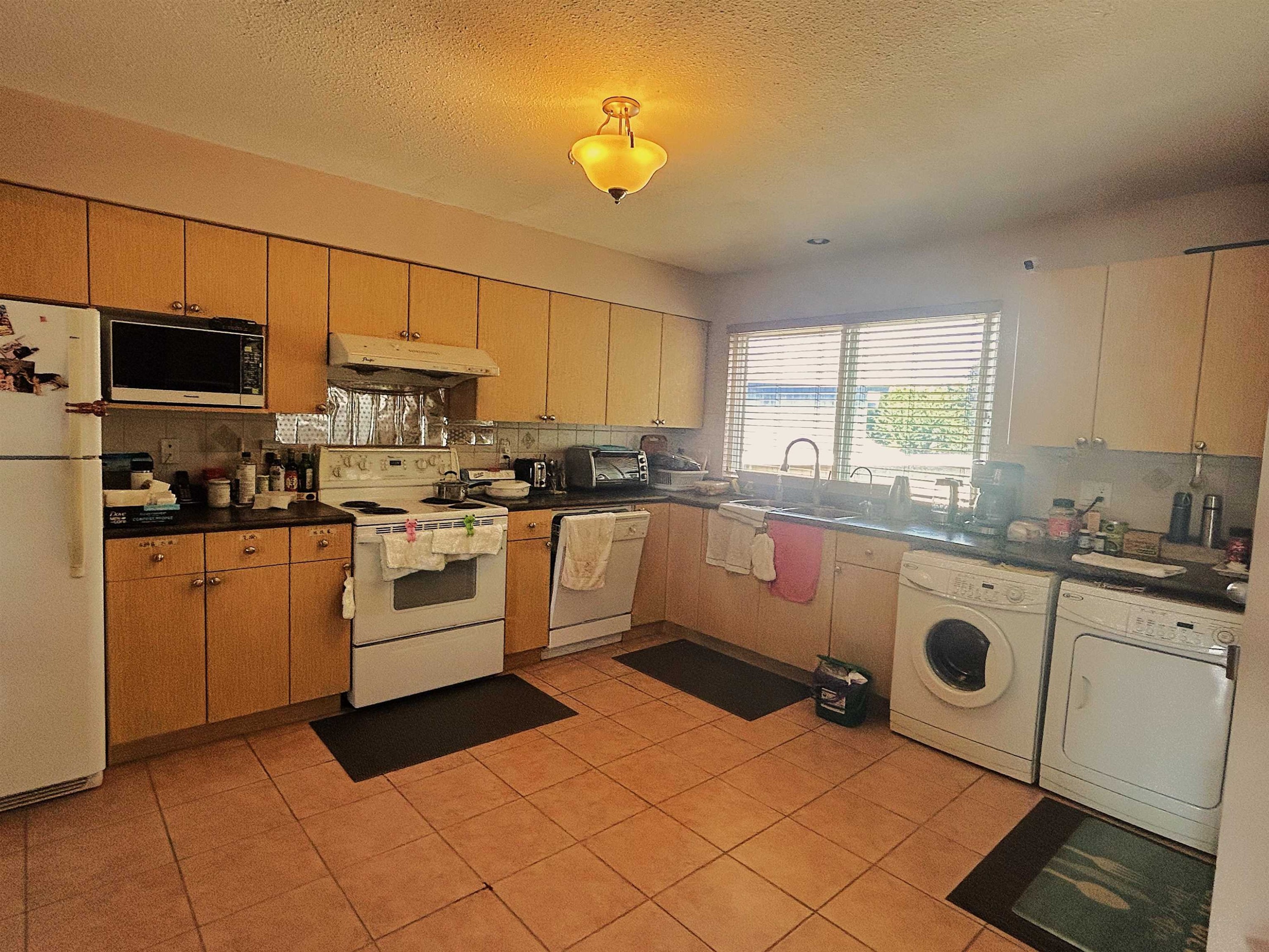 6220 Spender Drive, Richmond, BC - Indoor Photo Showing Kitchen