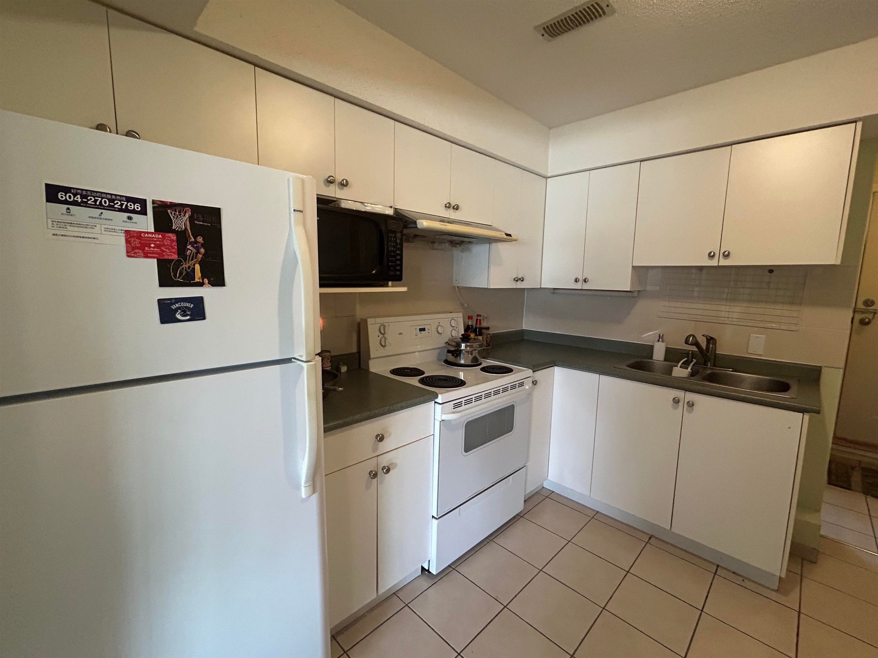 6220 Spender Drive, Richmond, BC - Indoor Photo Showing Kitchen With Double Sink