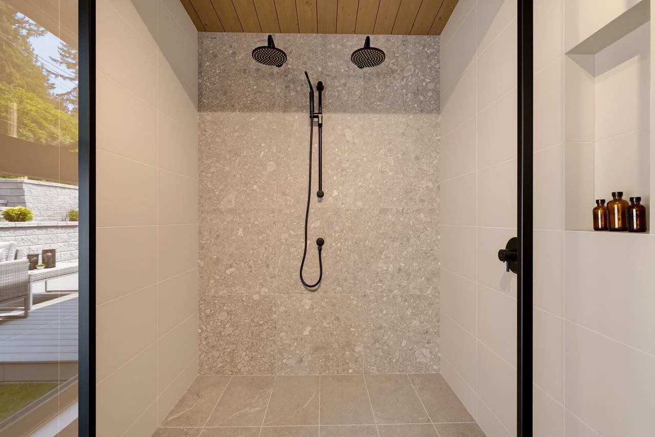 1008 17Th Street W, North Vancouver, BC - Indoor Photo Showing Bathroom