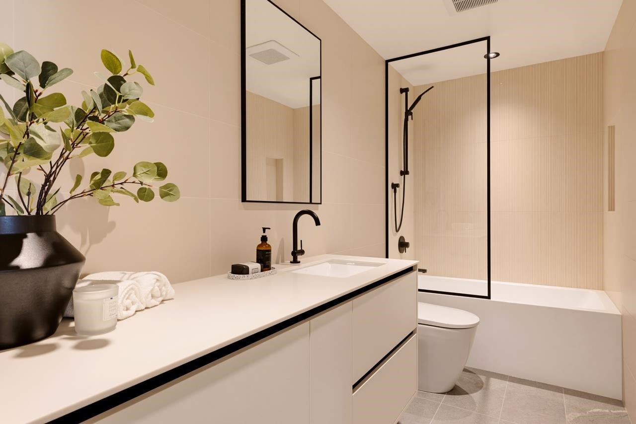 1008 17Th Street W, North Vancouver, BC - Indoor Photo Showing Bathroom
