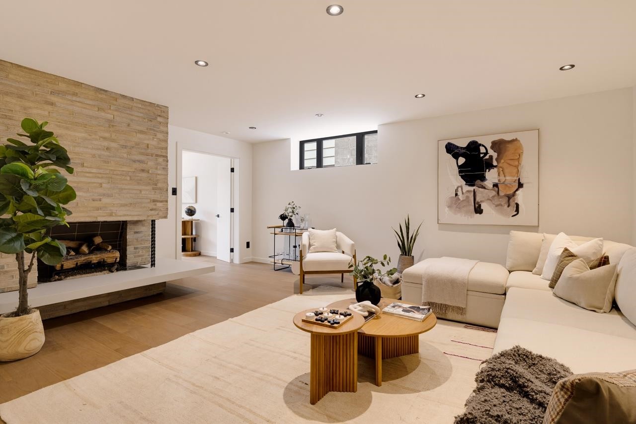 1008 17Th Street W, North Vancouver, BC - Indoor Photo Showing Living Room With Fireplace