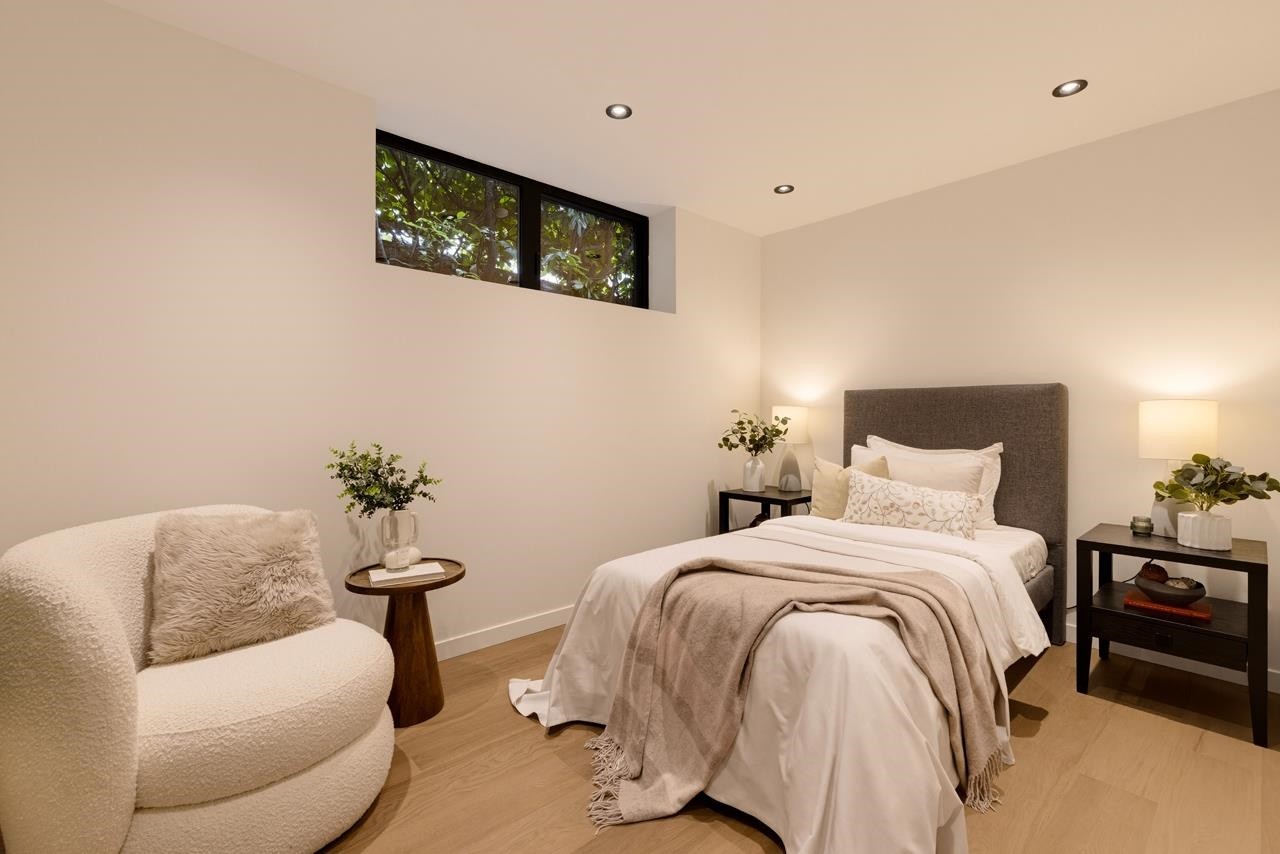1008 17Th Street W, North Vancouver, BC - Indoor Photo Showing Bedroom