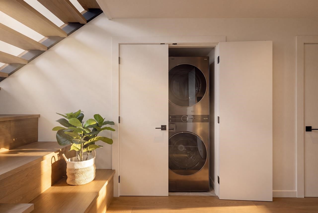 1008 17Th Street W, North Vancouver, BC - Indoor Photo Showing Laundry Room