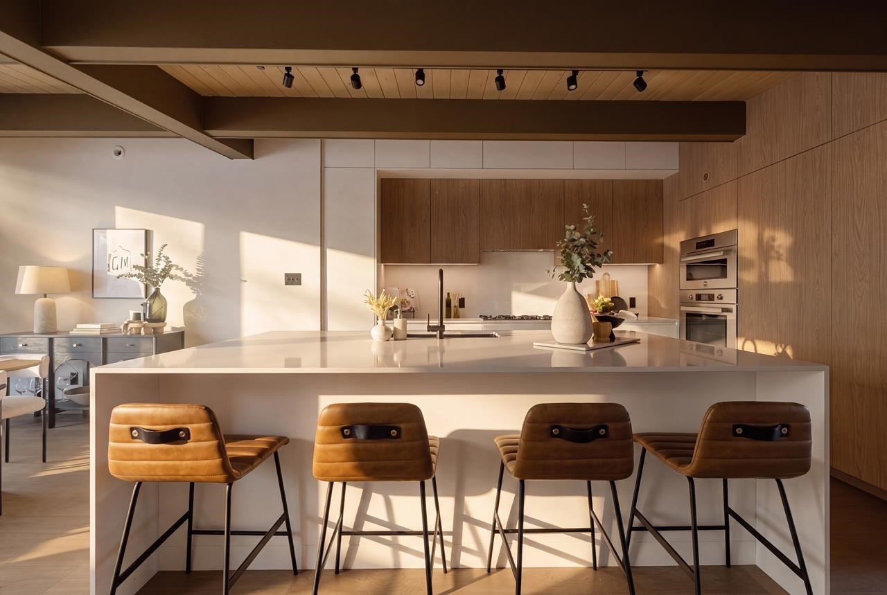 1008 17Th Street W, North Vancouver, BC - Indoor Photo Showing Kitchen With Upgraded Kitchen