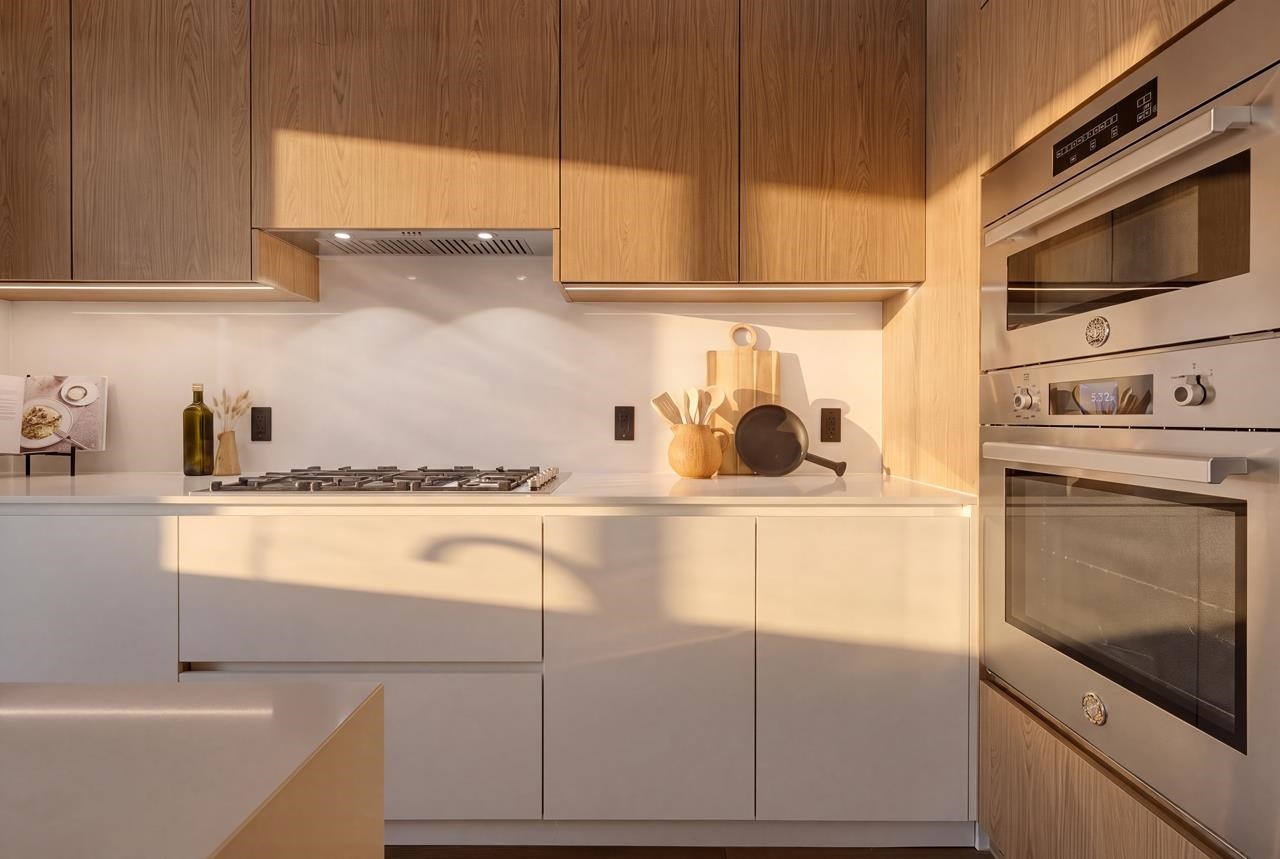 1008 17Th Street W, North Vancouver, BC - Indoor Photo Showing Kitchen