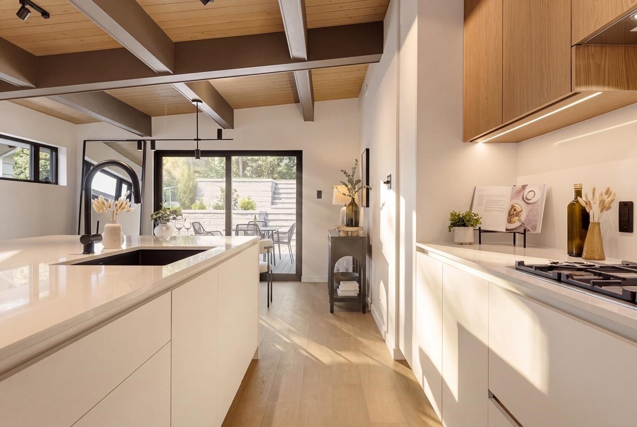 1008 17Th Street W, North Vancouver, BC - Indoor Photo Showing Kitchen