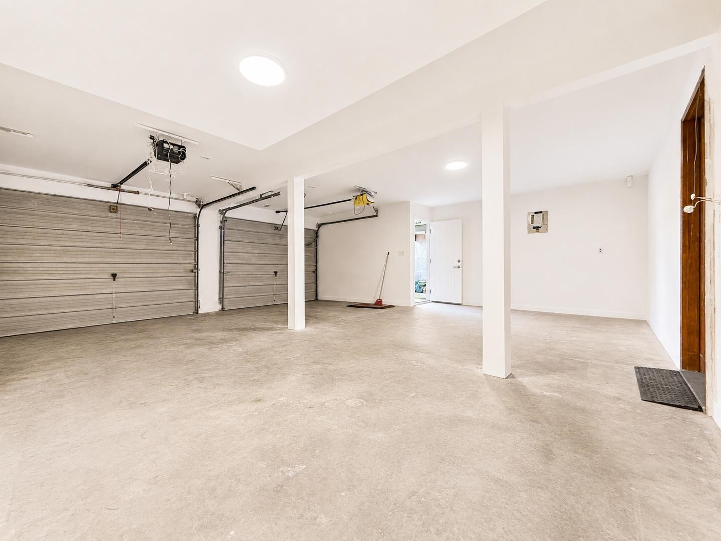 3292 43Rd Avenue E, Vancouver, BC - Indoor Photo Showing Garage