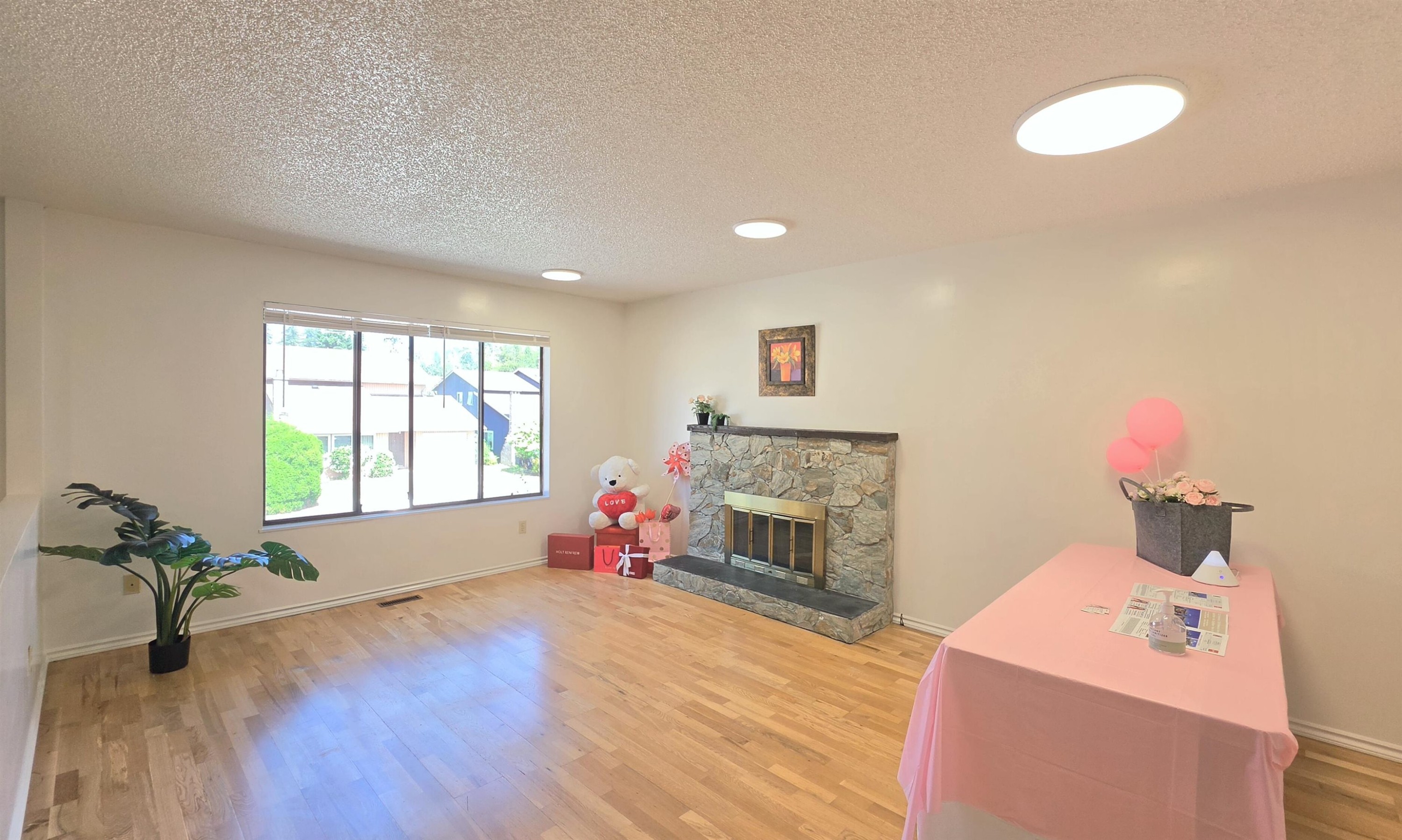 3220 Harwood Avenue, Coquitlam, BC - Indoor With Fireplace
