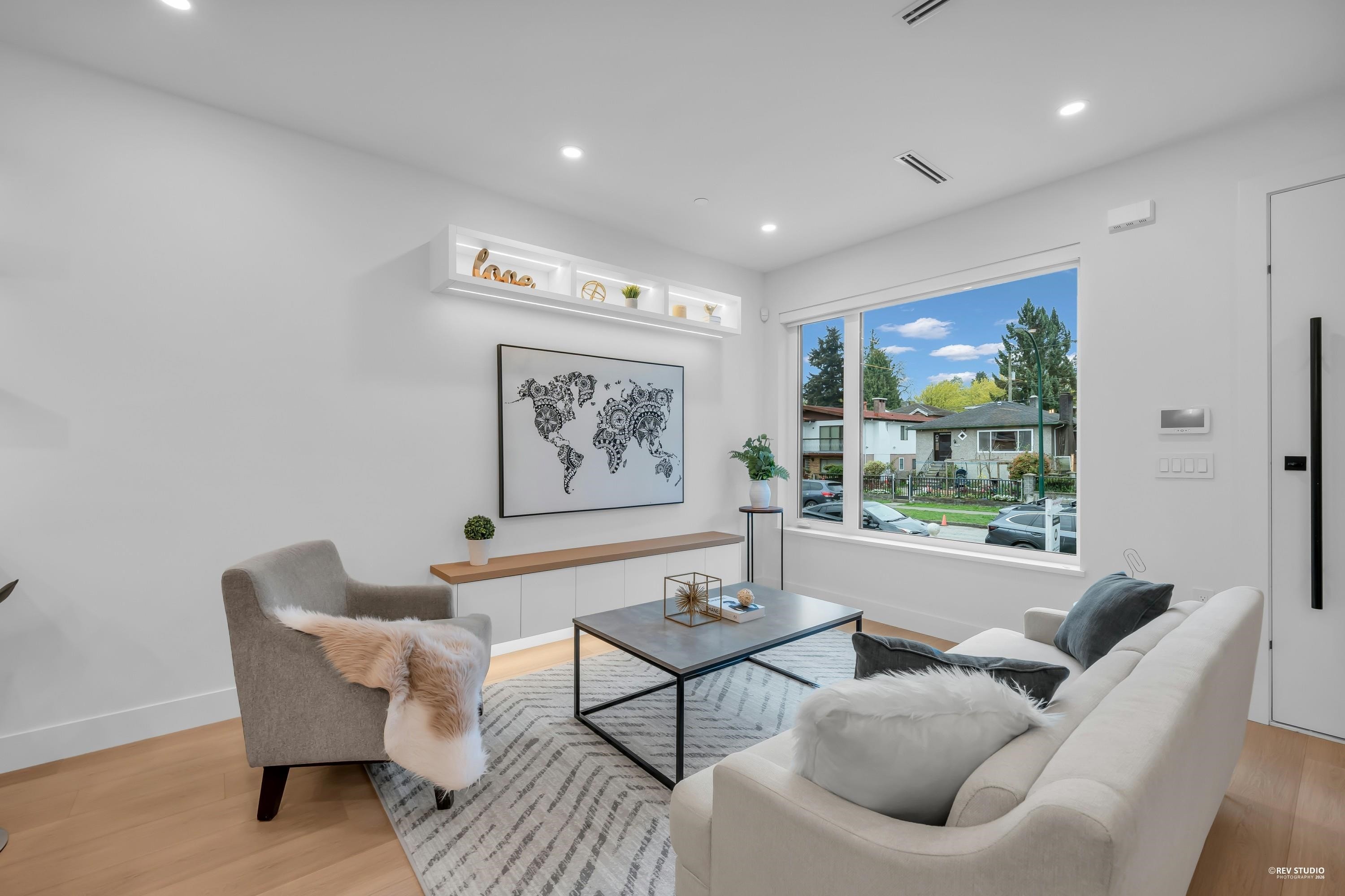 2715 Cheyenne Avenue, Vancouver, BC - Indoor Photo Showing Living Room