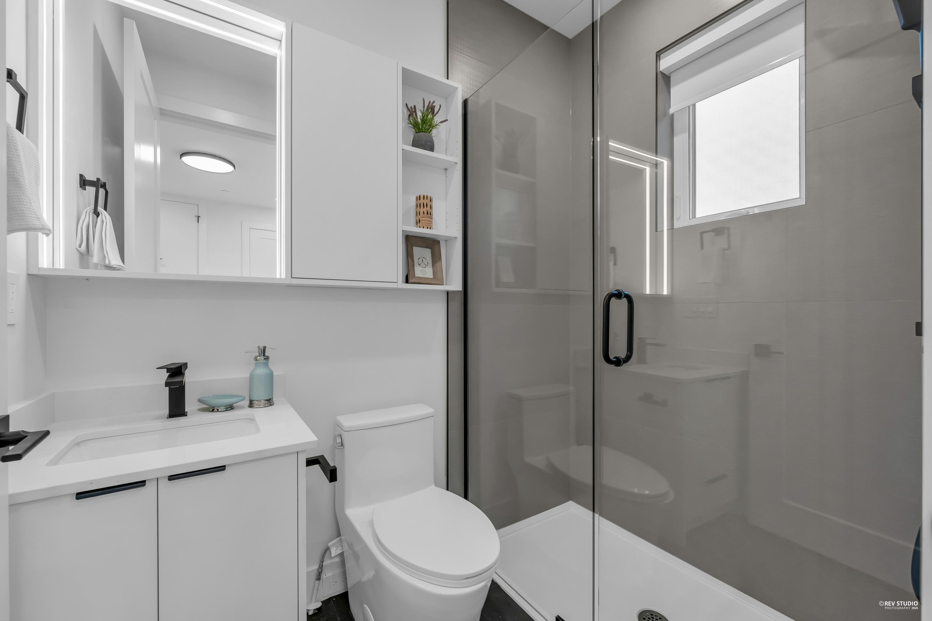 2715 Cheyenne Avenue, Vancouver, BC - Indoor Photo Showing Bathroom