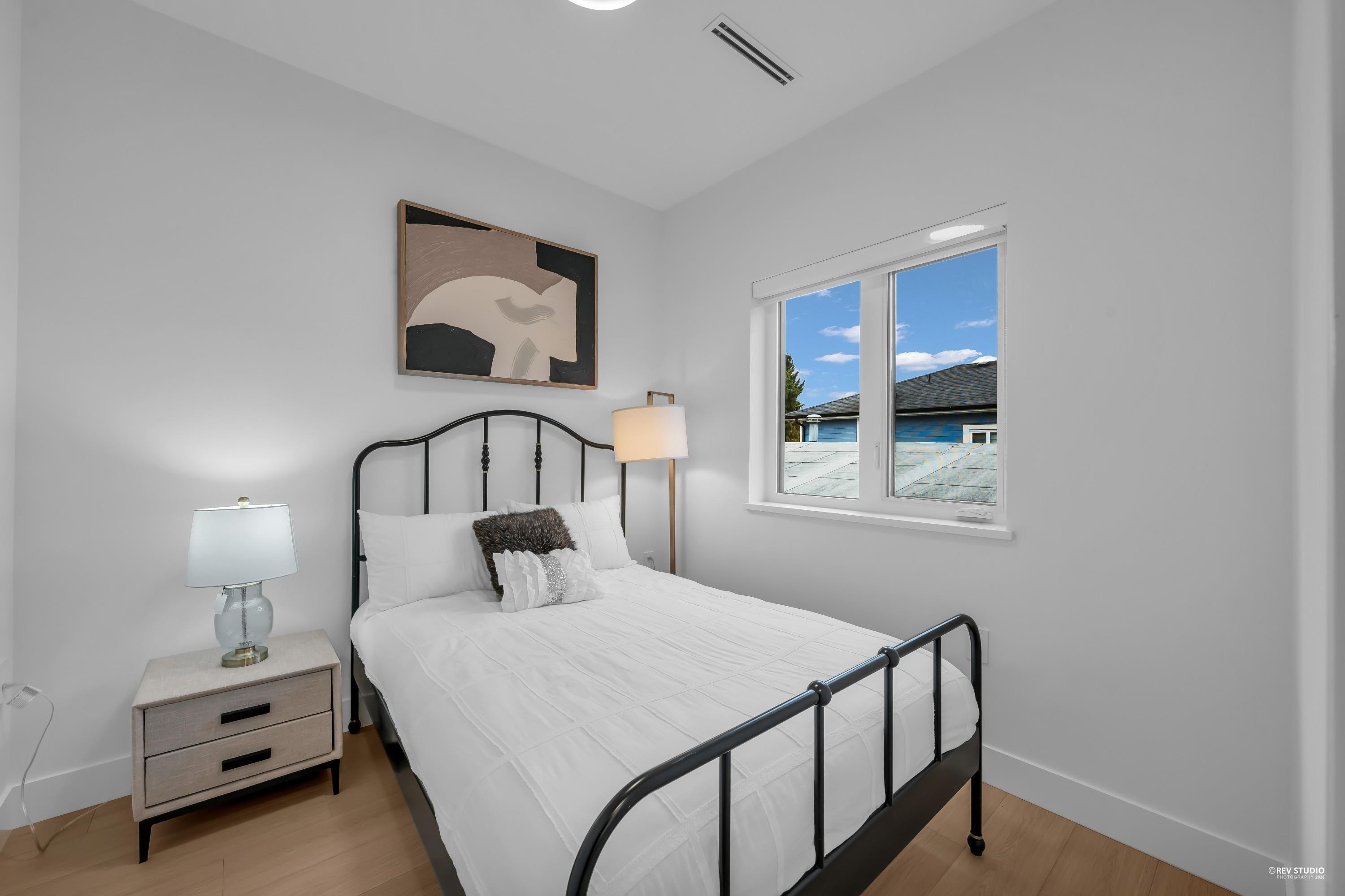 2715 Cheyenne Avenue, Vancouver, BC - Indoor Photo Showing Bedroom