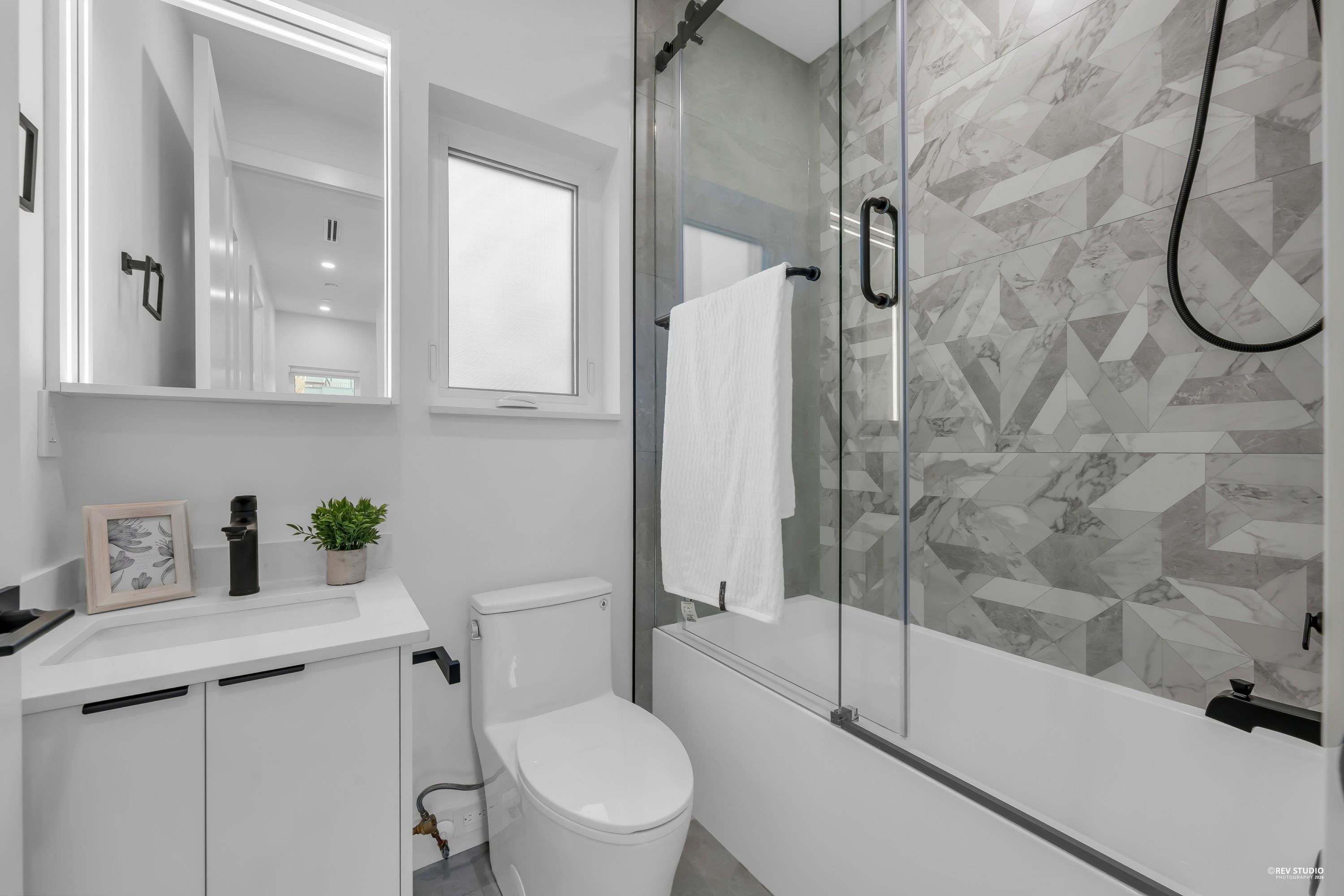 2715 Cheyenne Avenue, Vancouver, BC - Indoor Photo Showing Bathroom