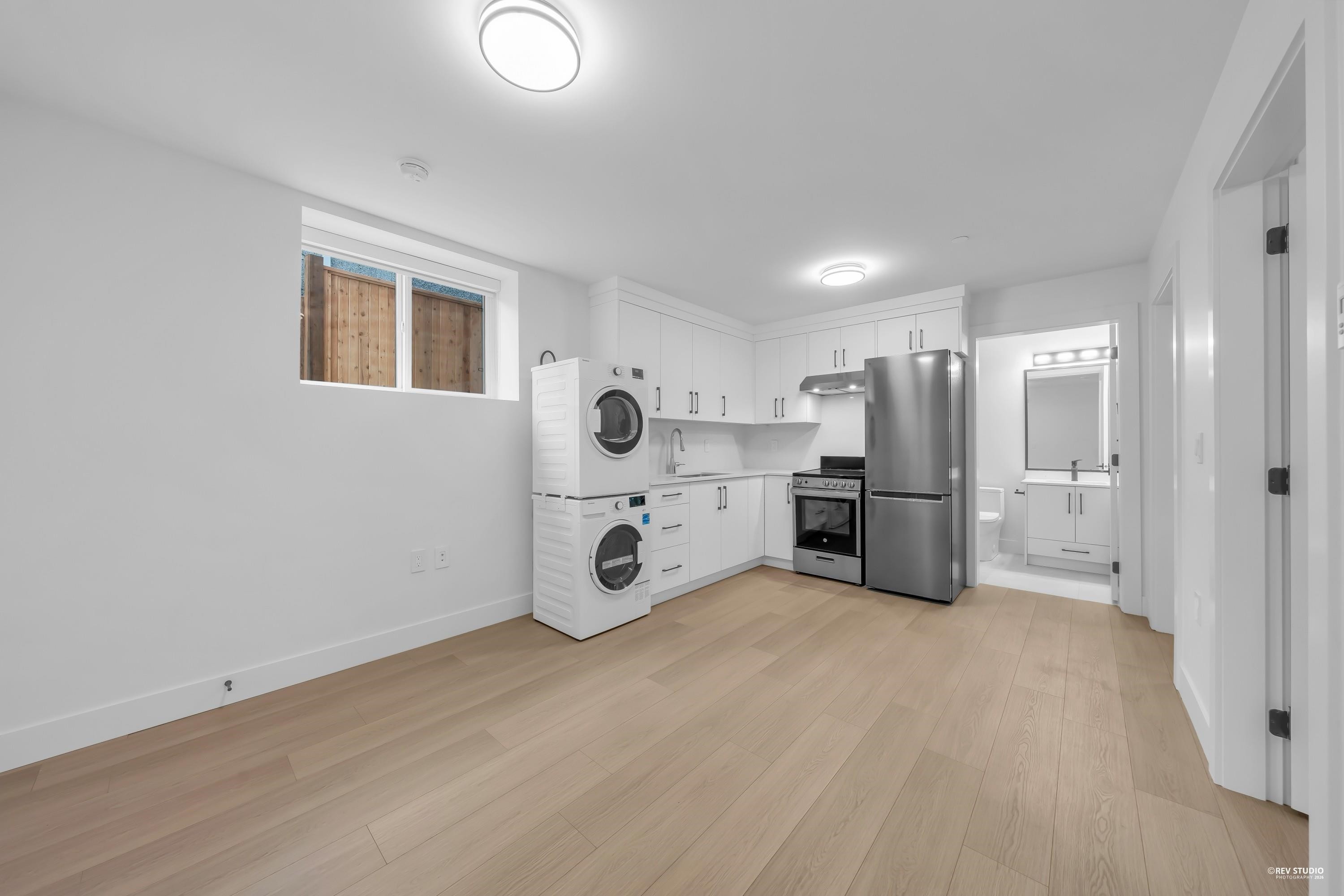 2715 Cheyenne Avenue, Vancouver, BC - Indoor Photo Showing Laundry Room