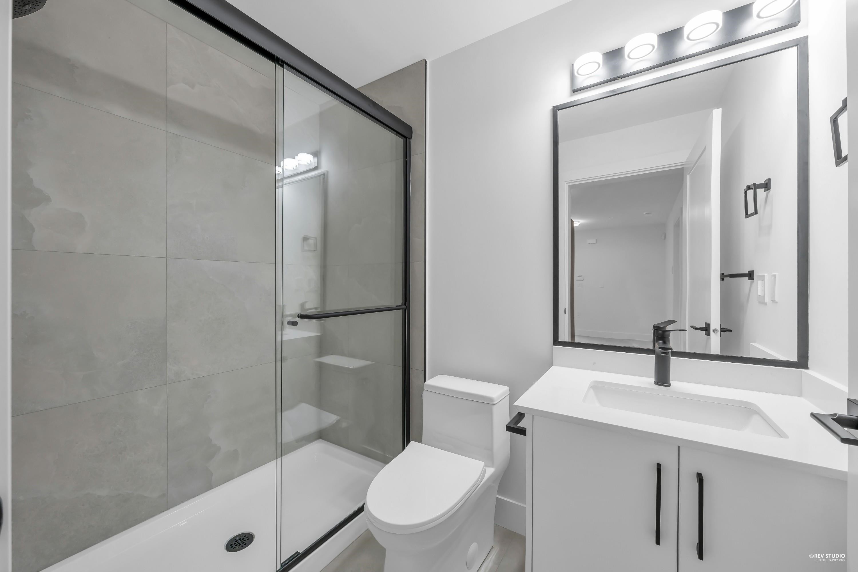 2715 Cheyenne Avenue, Vancouver, BC - Indoor Photo Showing Bathroom