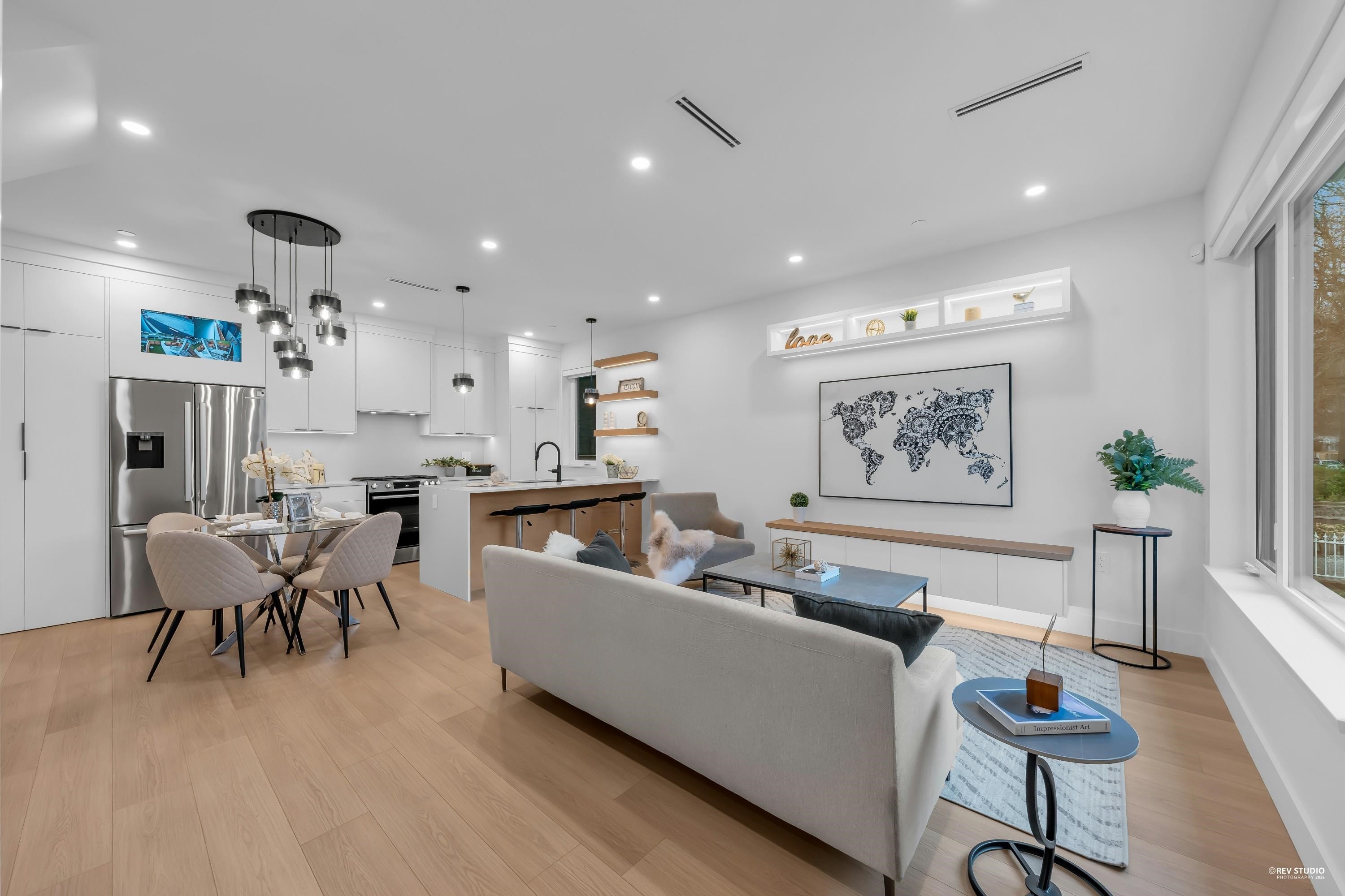 2715 Cheyenne Avenue, Vancouver, BC - Indoor Photo Showing Living Room
