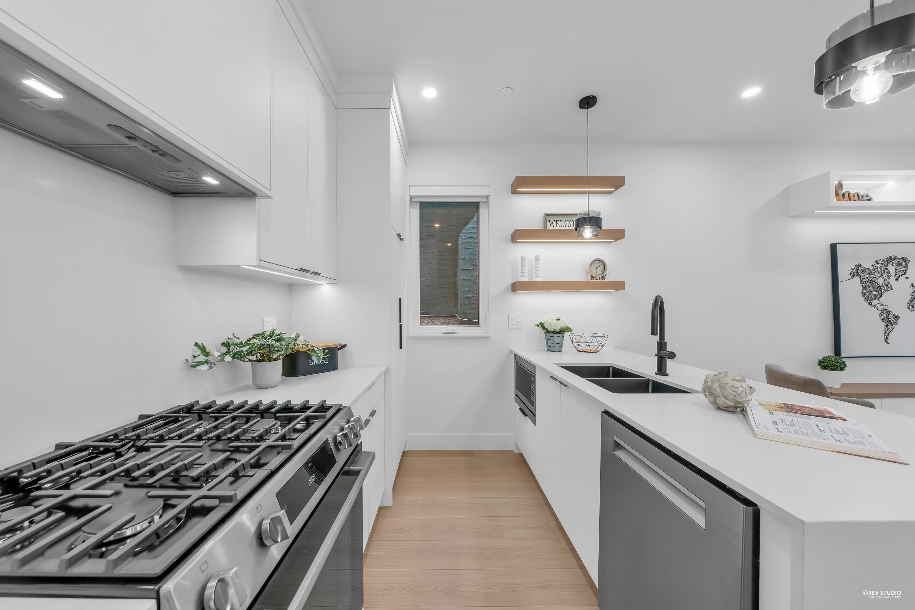 2715 Cheyenne Avenue, Vancouver, BC - Indoor Photo Showing Kitchen With Double Sink With Upgraded Kitchen