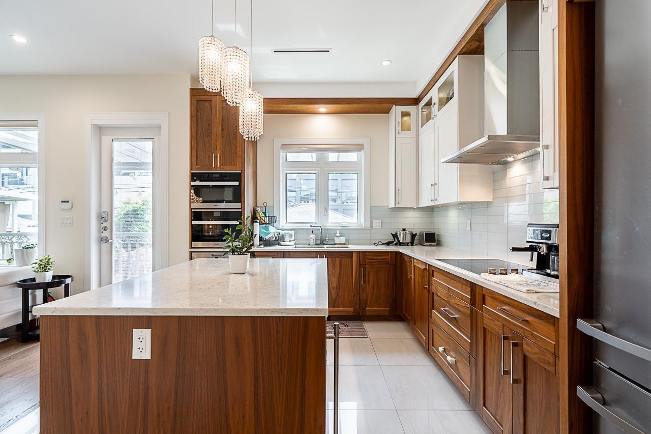 152 48Th Avenue W, Vancouver, BC - Indoor Photo Showing Kitchen With Upgraded Kitchen