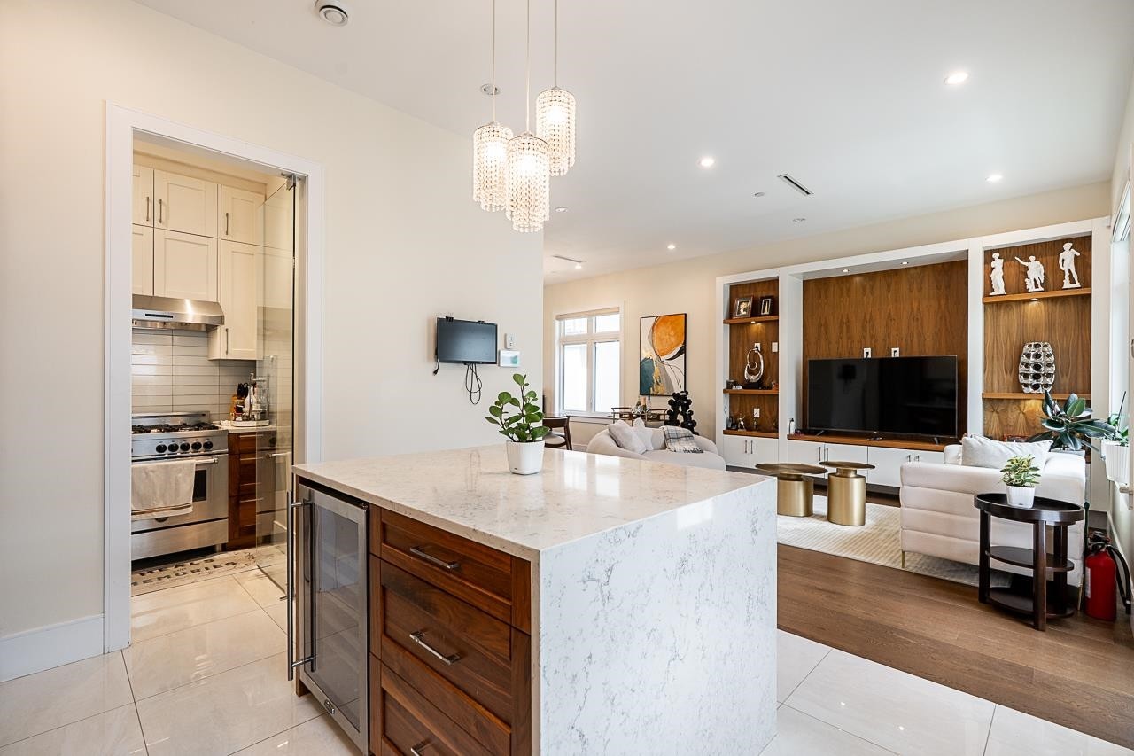 152 48Th Avenue W, Vancouver, BC - Indoor Photo Showing Kitchen With Upgraded Kitchen