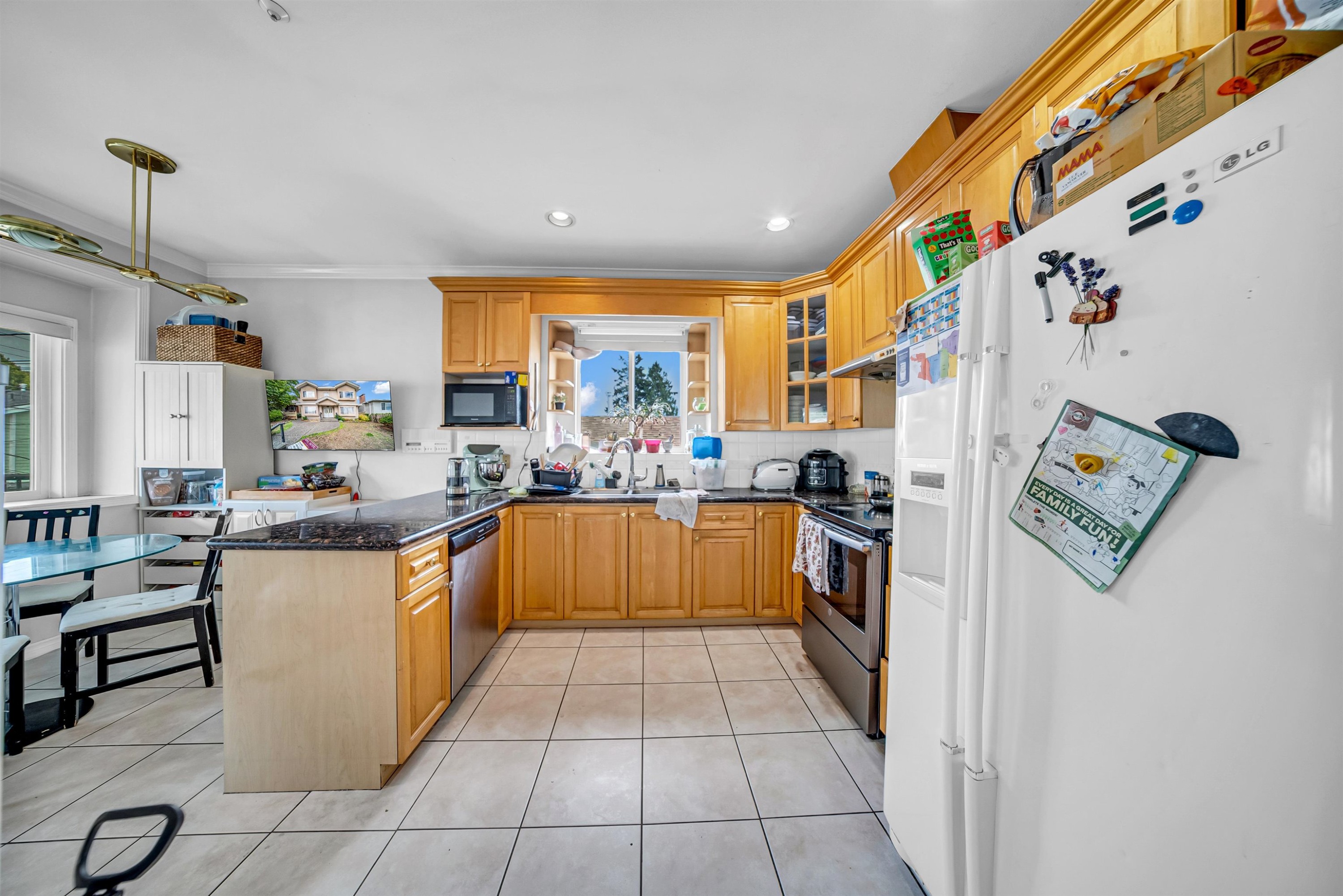 331 61St Avenue E, Vancouver, BC - Indoor Photo Showing Kitchen
