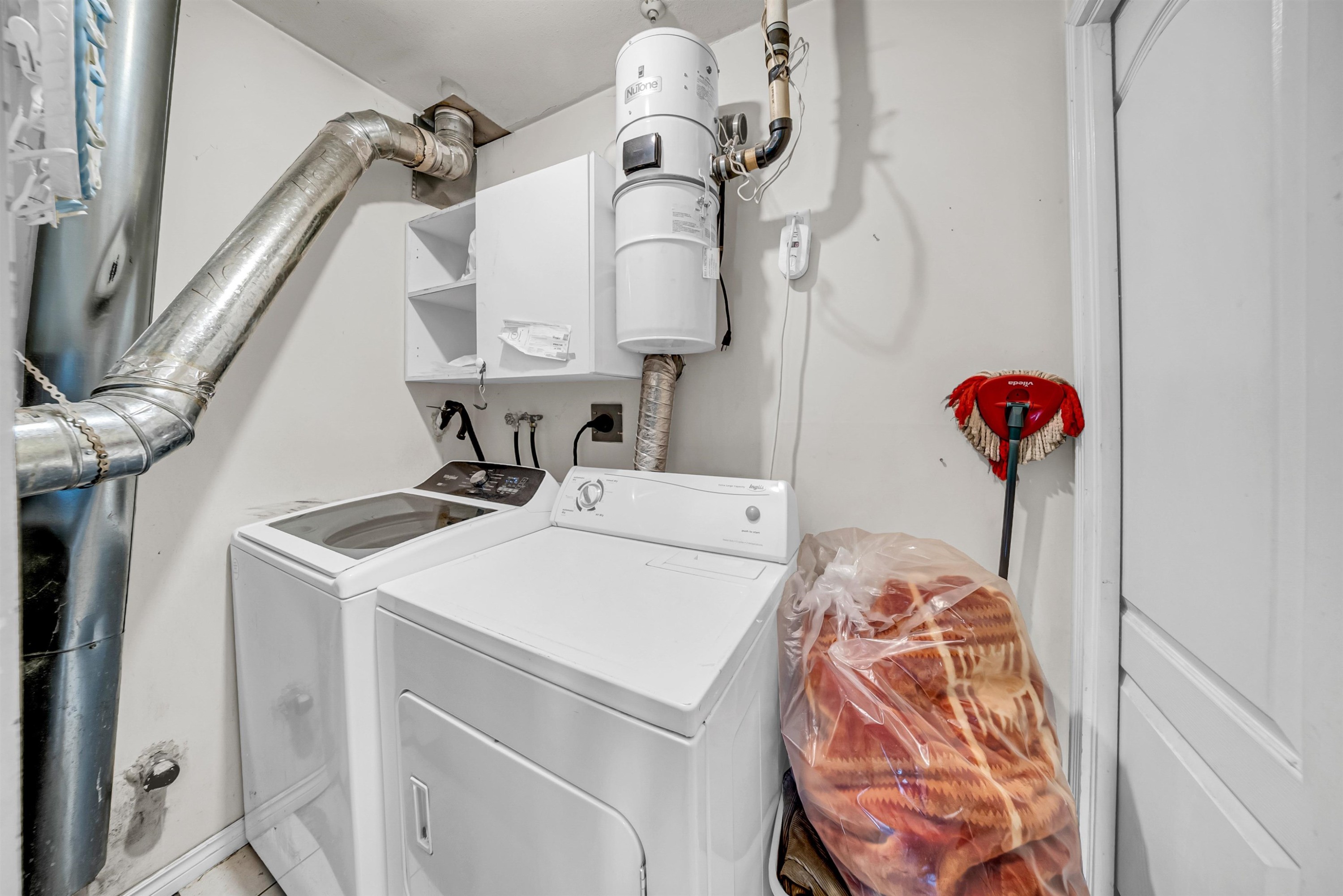 331 61St Avenue E, Vancouver, BC - Indoor Photo Showing Laundry Room