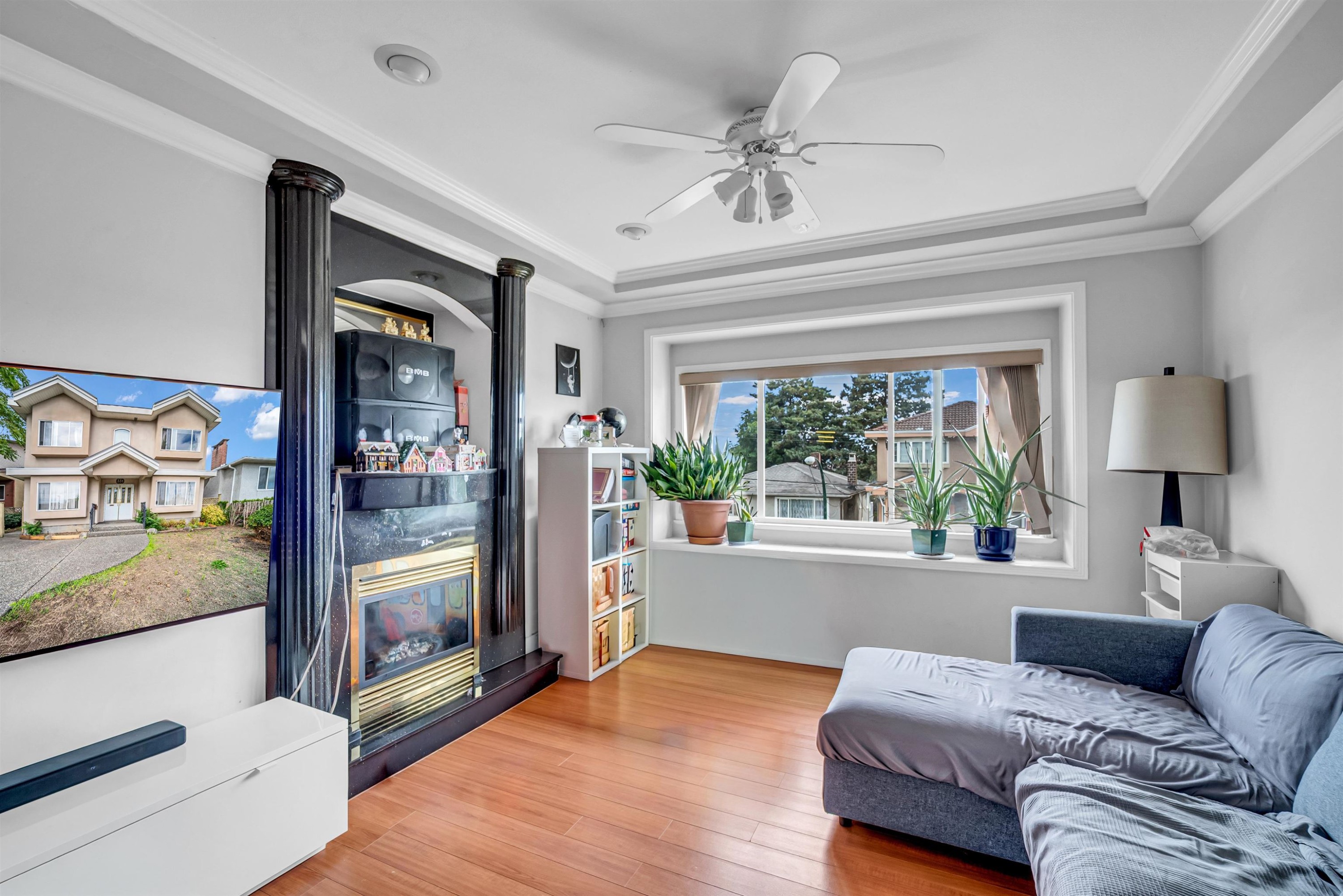 331 61St Avenue E, Vancouver, BC - Indoor Photo Showing Living Room With Fireplace