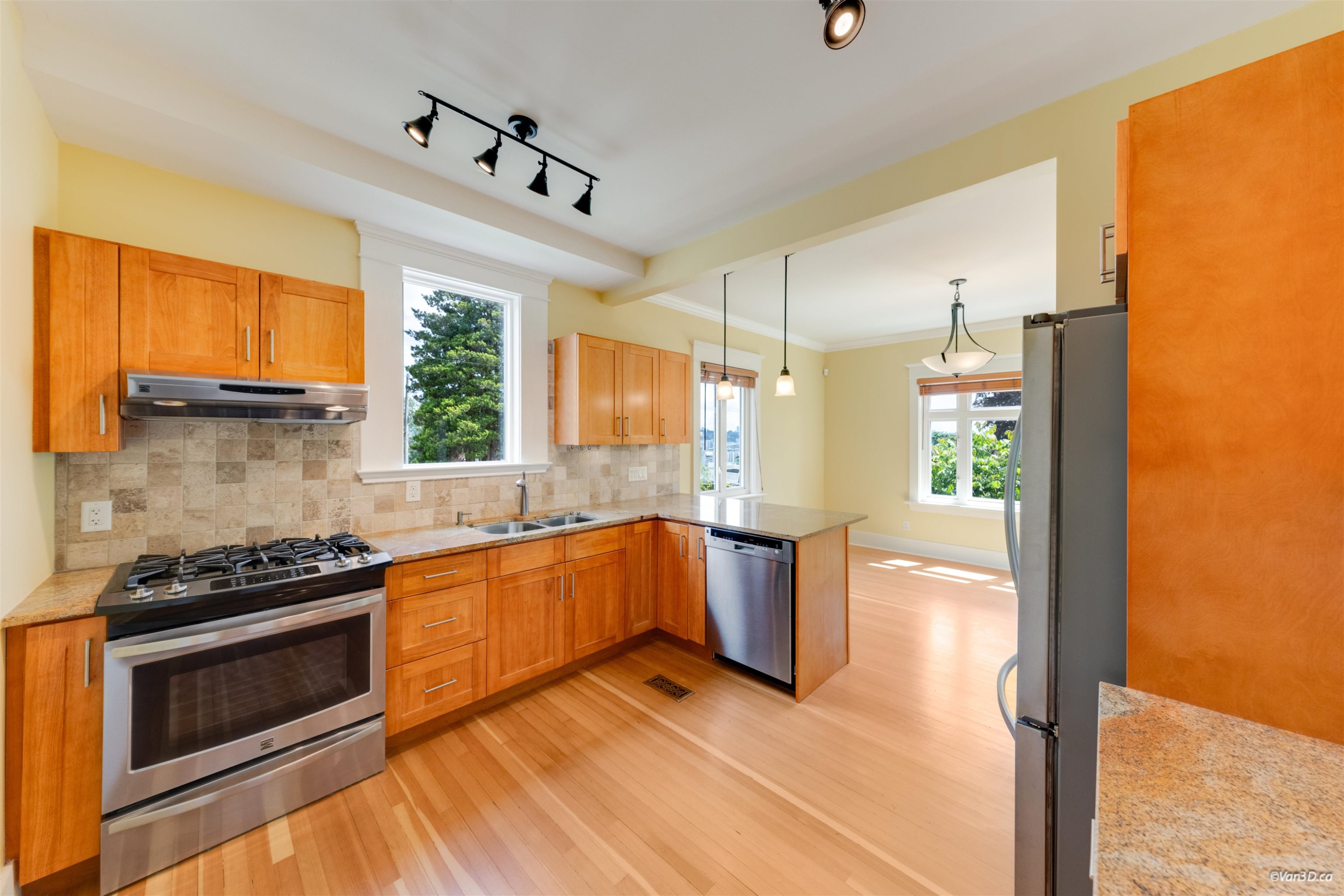 848 6Th Street E, North Vancouver, BC