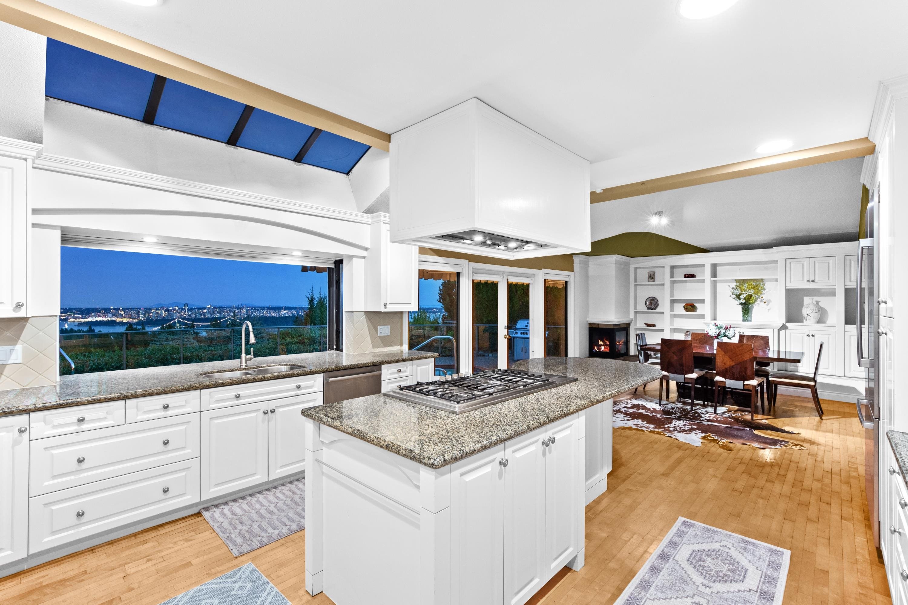 1285 Chartwell Crescent, West Vancouver, BC - Indoor Photo Showing Kitchen