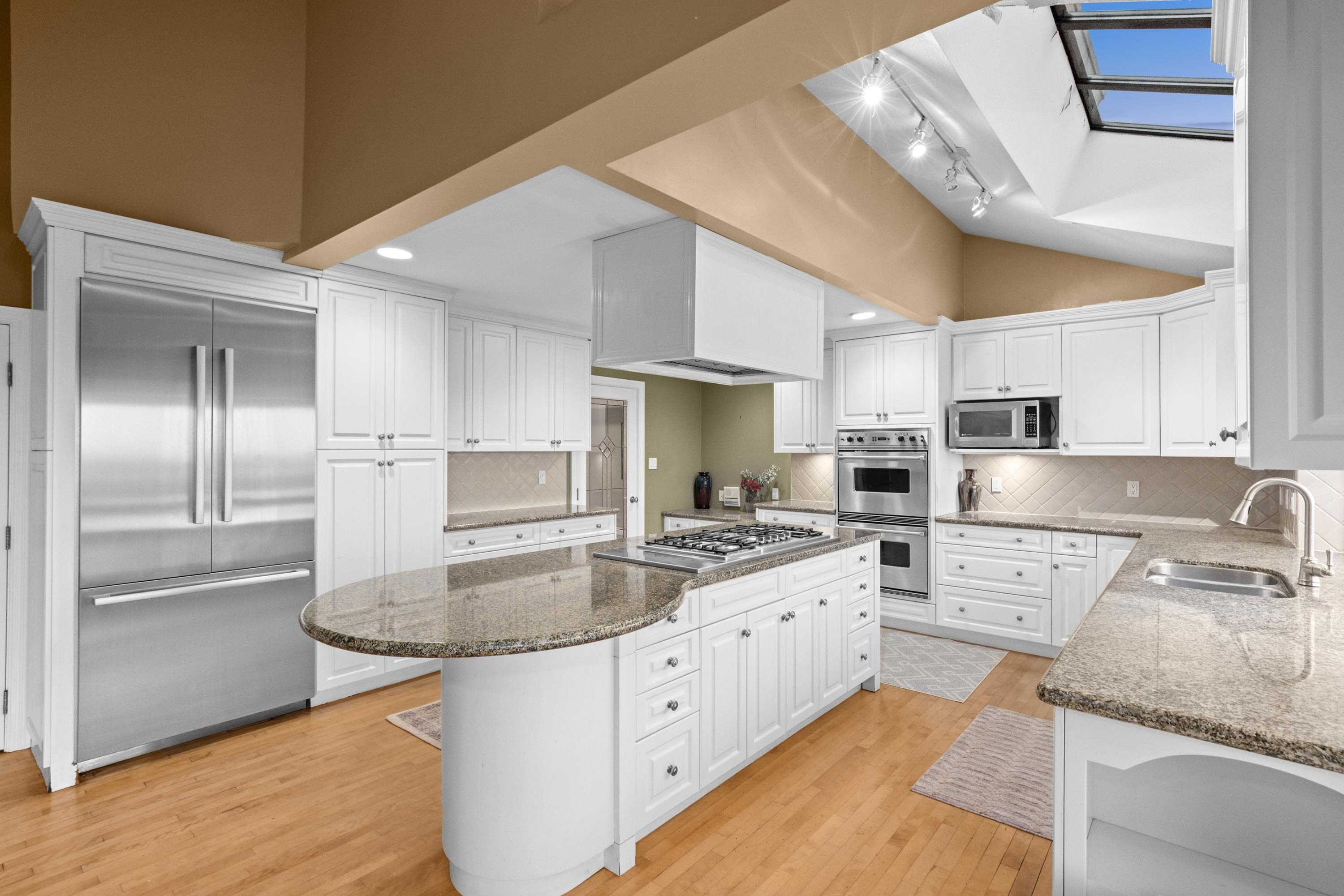 1285 Chartwell Crescent, West Vancouver, BC - Indoor Photo Showing Kitchen With Double Sink With Upgraded Kitchen