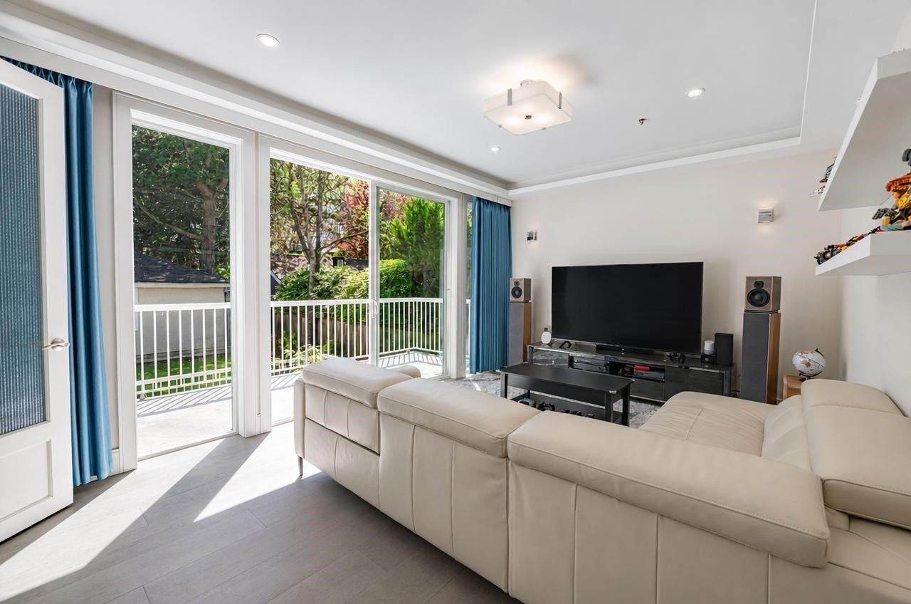 2374 35Th Avenue W, Vancouver, BC - Indoor Photo Showing Living Room